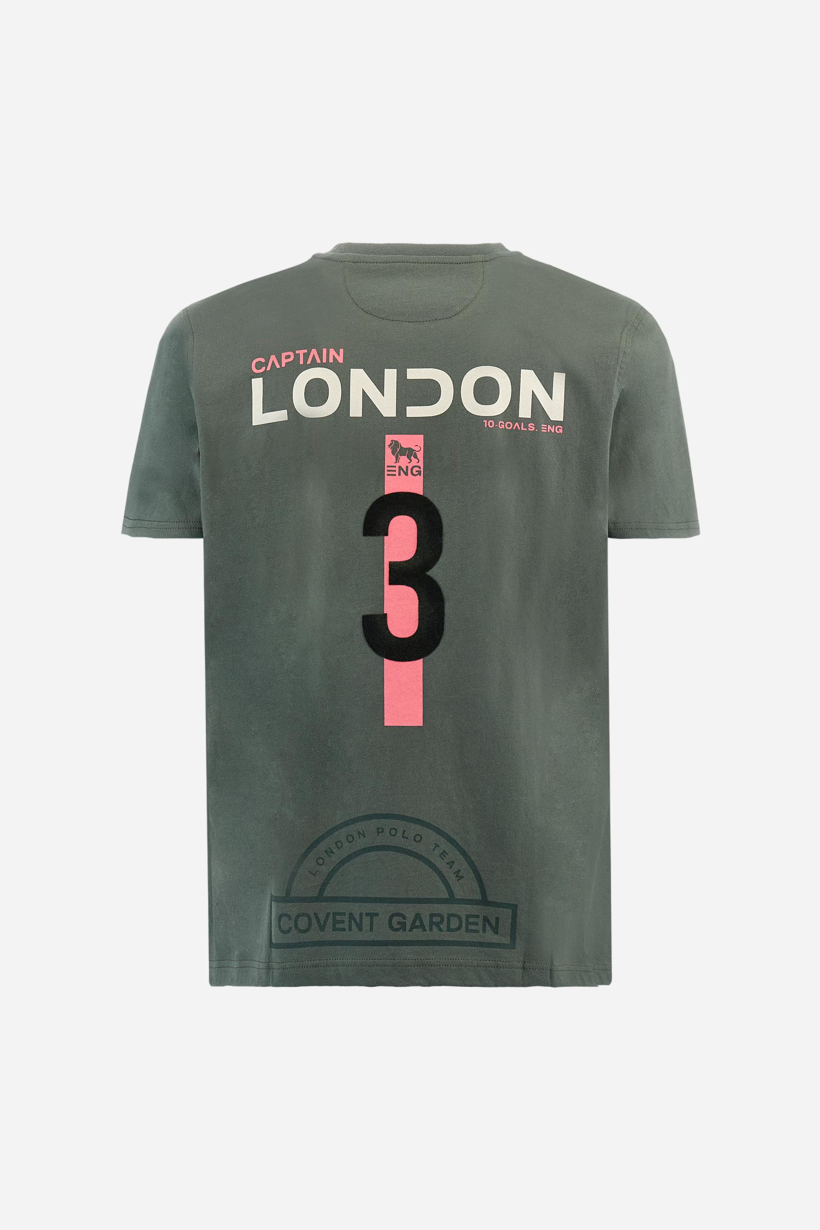 Single-colour short-sleeved men's T-shirt made of cotton jersey. Crew neck, with colour-contrasting jersey border inside. Mlticoloured lettering is printed on the chest, enriched by the embroidered brand logo. The graphics on the back are printed, while the number is a flocked transfer in a contrasting colour. On the right sleeve the small star detail is hand-embroidered with multi-coloured threads. The fit is regular. The model is wearing a size L. - Thyme