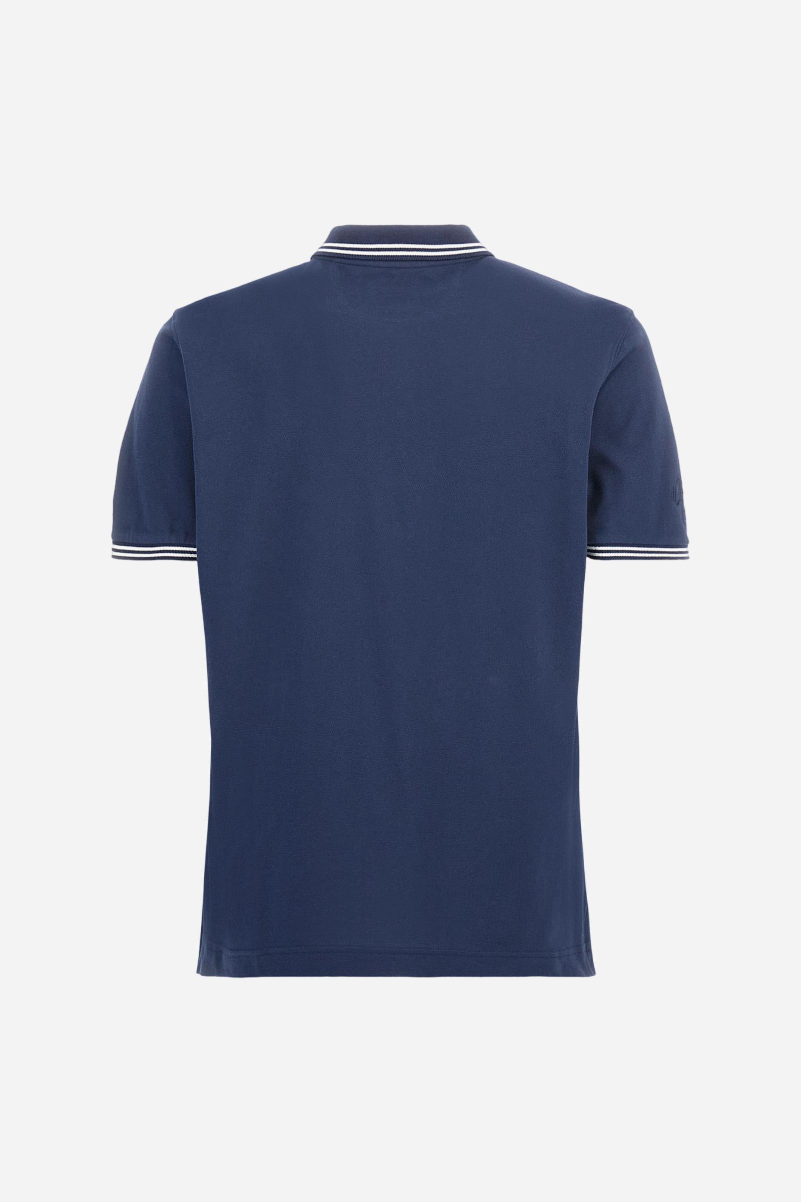 Men's plain short-sleeved polo shirt made from stretch piqué. Two-button fastening. The collar and cuffs are made from two-tone striped ribbed fabric. The inside of the collar and placket feature contrasting fabrics and colours. There is a two-tone striped band around the inside of the collar. The right sleeve and chest are embroidered in tone-on-tone thread. A logo is embroidered on the left sleeve, also using tone-on-tone thread. Regular fit. The model is wearing a size L. - Navy