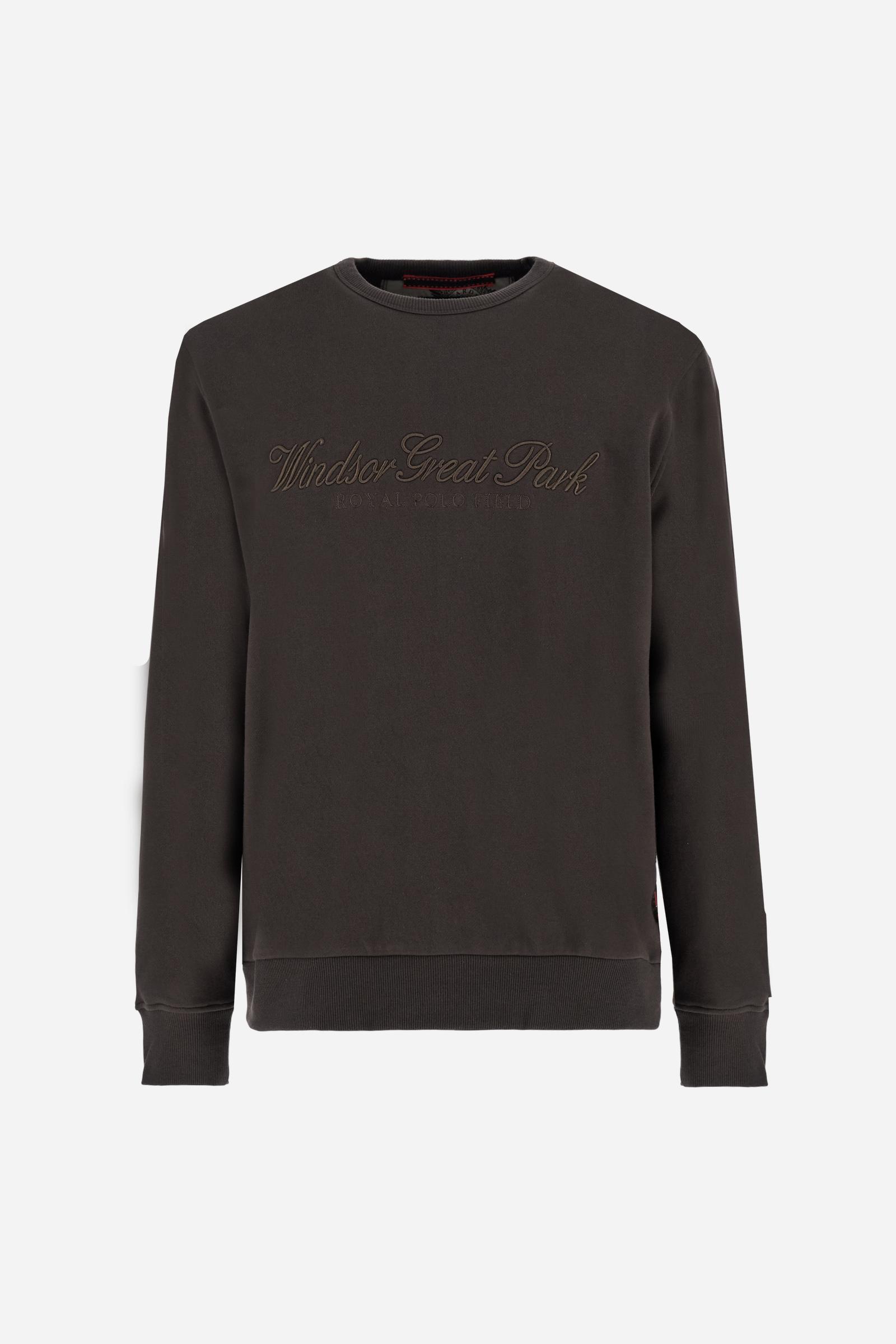 Men’s crew neck sweatshirt with long sleeves in soft, warm-feel fleece. Regular fit with ribbed trims and Windsor and Royal Polo graphics. - Java