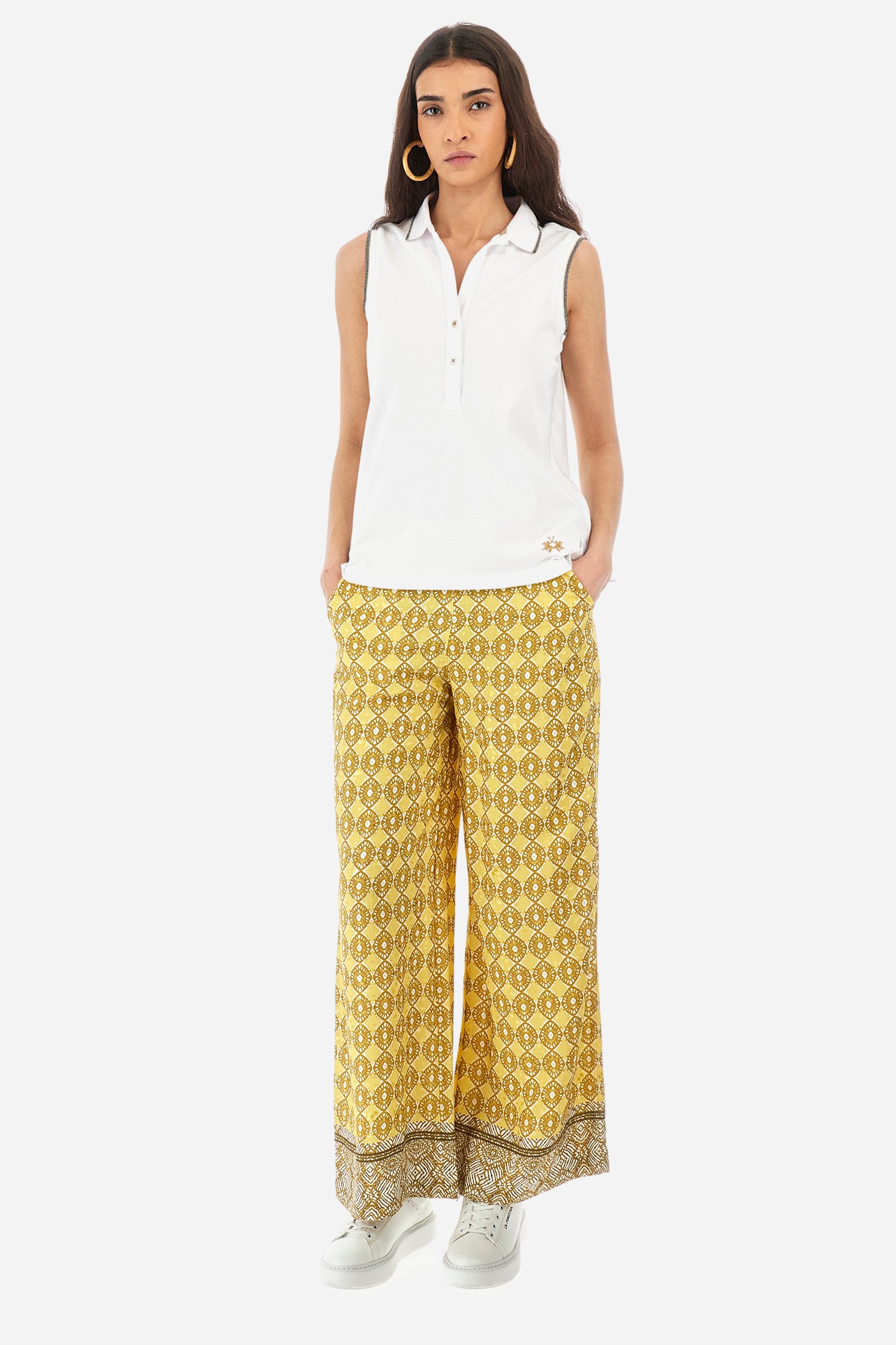 Women’s sleeveless polo shirt in solid color, made of stretch cotton. V-neck and 2 button closure. Collar and crew sleeves profiled and ribbed. Side slits. On the back there is the inscription "La Martina" composed of small rhinestones. The logo is present on the front. The fit is regular. The model wears a size 2 . - Optic White