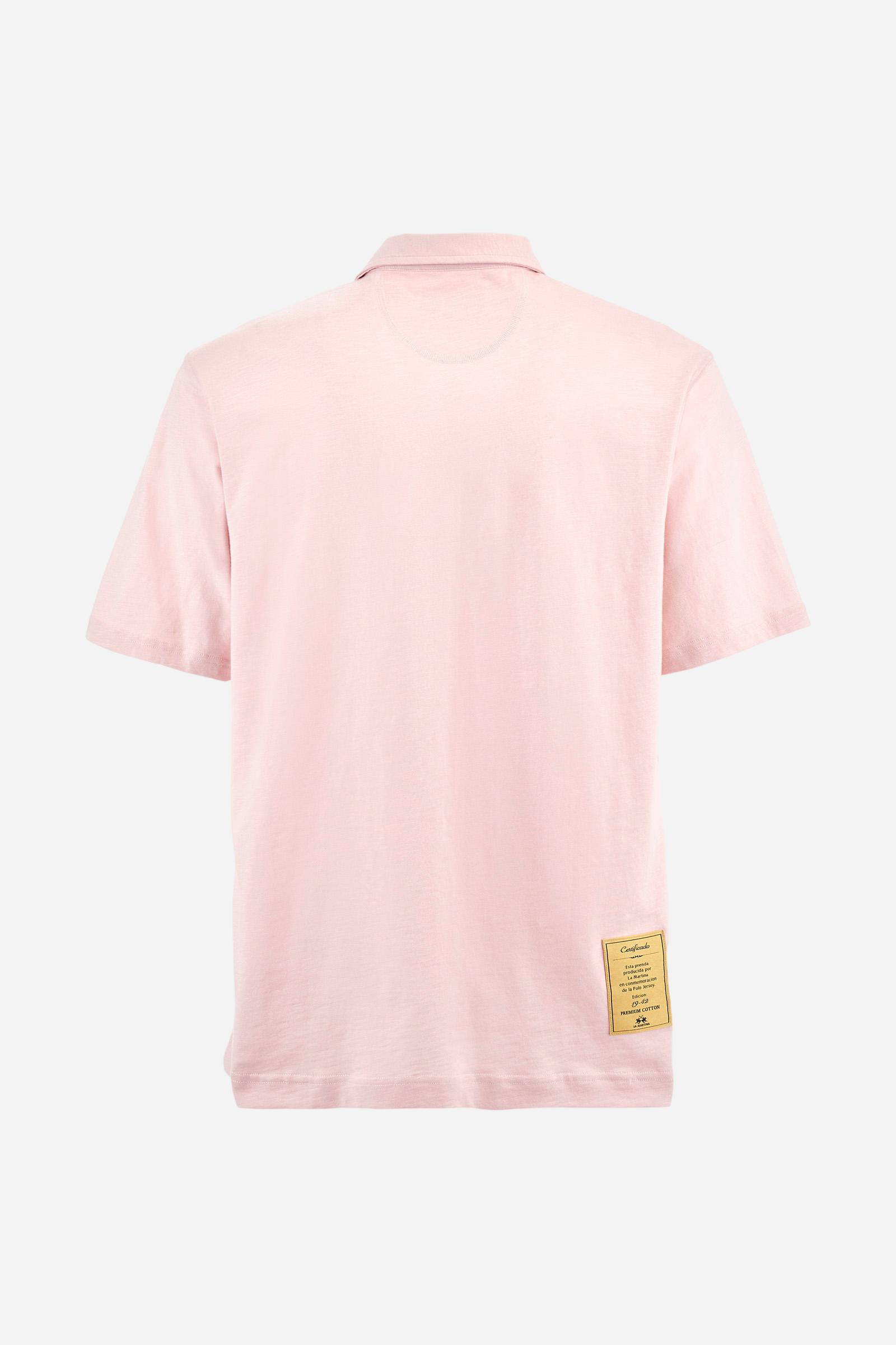 Men's short-sleeved polo shirt in a single colour, made of 100% cotton slub jersey. Fastens with a button. A fabric patch representing the garment's certificate is sewn onto the back. The logo is embroidered in contrast under the opening on the front. Comfort fit. The model is wearing a size L. - Parfait Pink