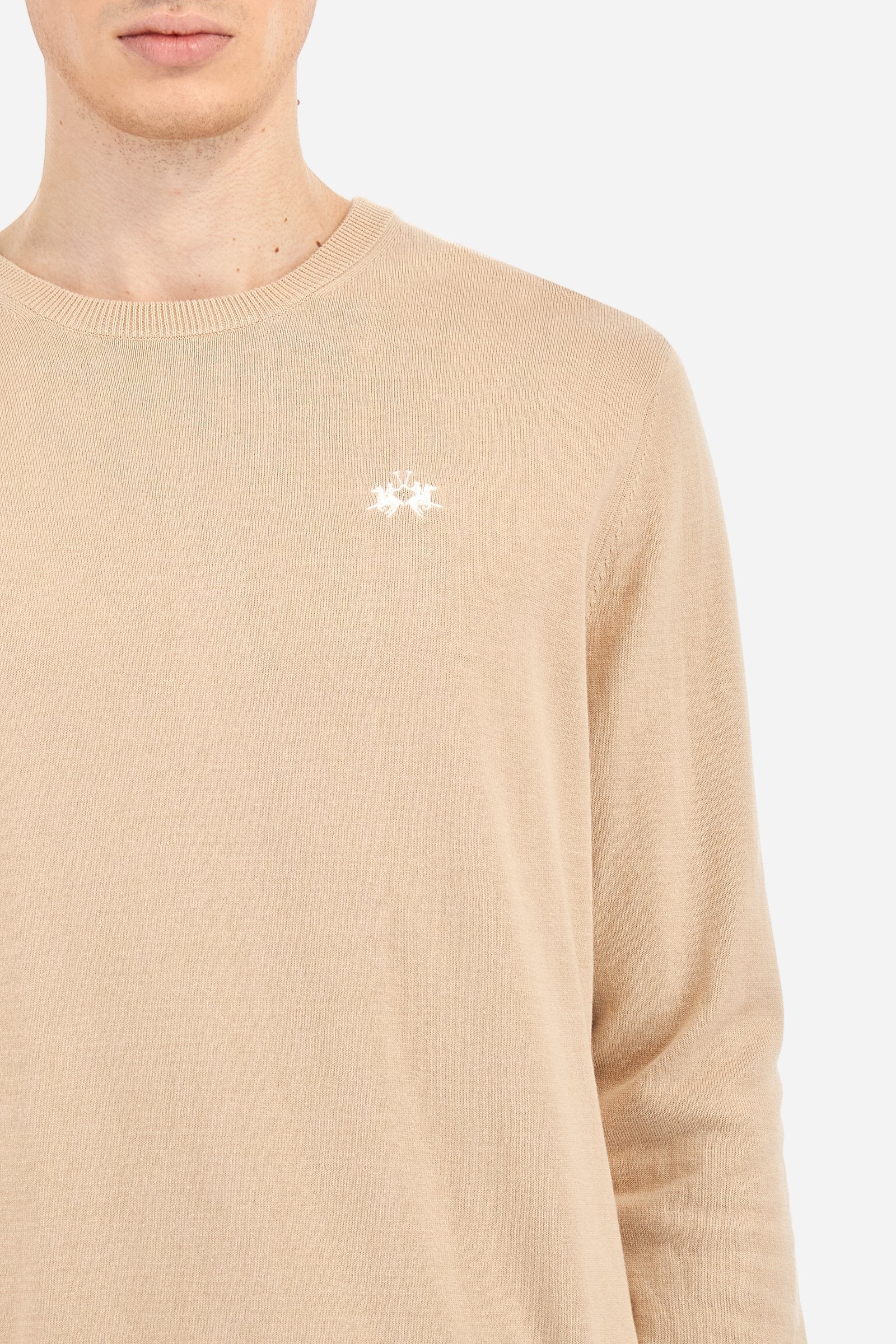 Men's plain long-sleeved pullover made of 100% combed cotton yarn. The collar is in two-tone ribbed knit: the exterior features the same tone as the jumper while the interior is in contrast. The cuffs and the band at the bottom are also made of ribbed knit. The cuffs also feature a contrasting stripe on the edge as a decorative motif. The logo is embroidered on the left side of the chest in contrasting thread. Regular fit. The model is wearing a size L. - Smoke Grey