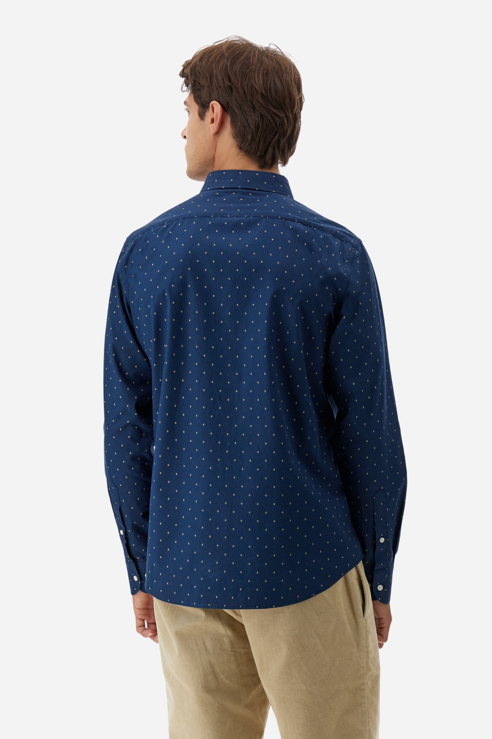 Men's long-sleeved poplin shirt with small contrasting diamond pattern. Made from high-quality, breathable and resistant cotton fabric. Front closure with personalised buttons, French collar with contrasting interior details inspired by Argentina. Small contrasting embroidered logo on the chest adds subtle refinement. Regular fit. Model wears size L. - Navy/Birch