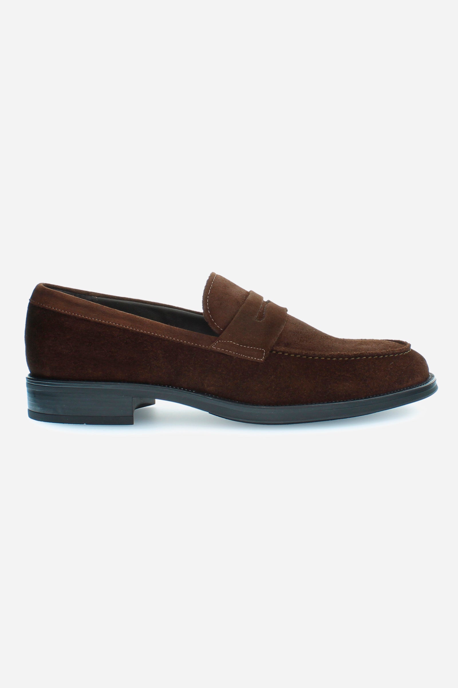 Classic and elegant men's college shoe made of single-coloured calfskin. The sole is made of black natural rubber, and the band on the template is in the same colour as the upper. The logo is printed in gold on the footbed. Perfect for adding a touch of class to a fresh and elegant look. - DARK BROWN