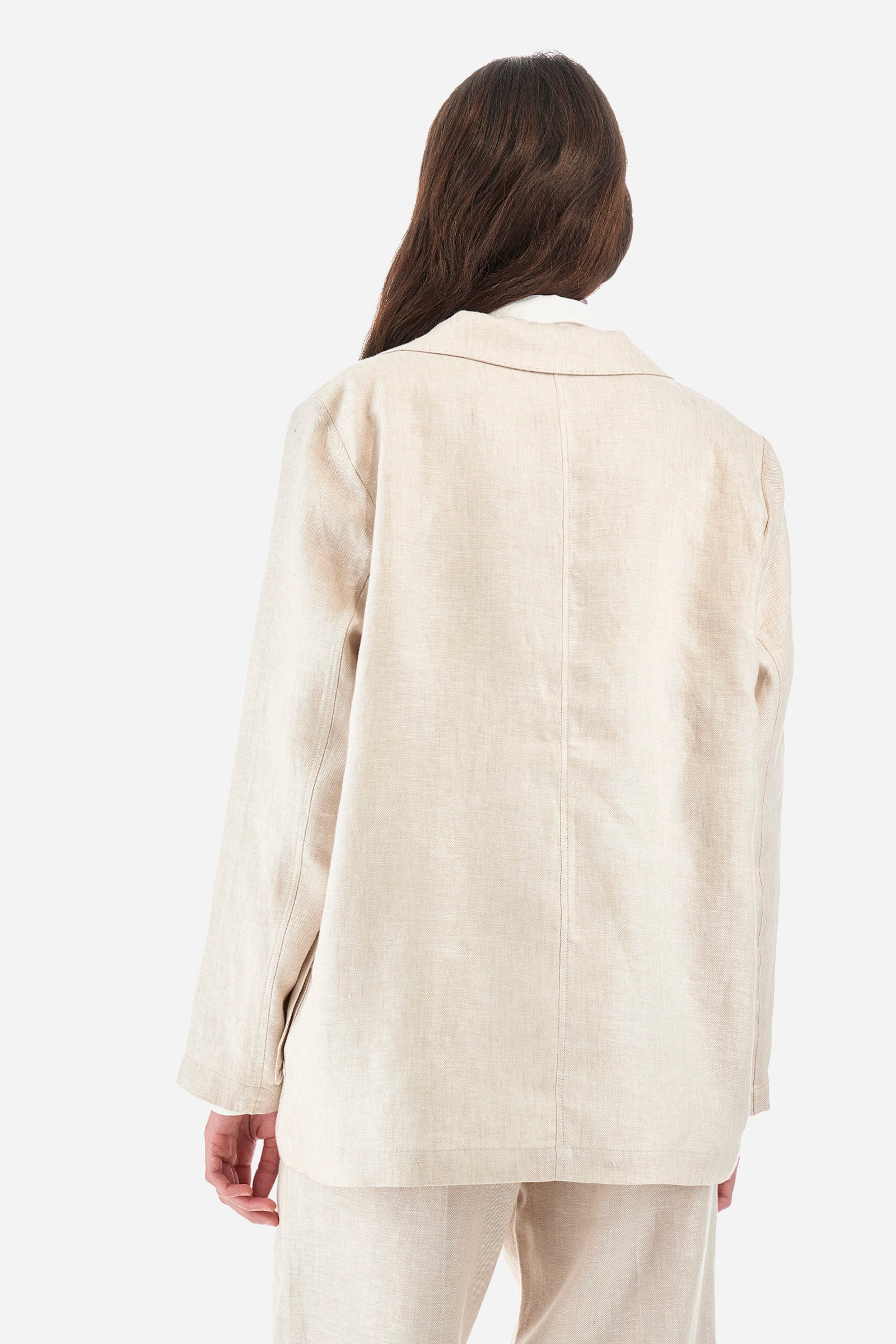 Single-colour long-sleeved women's blazer, made of 100% linen. Silhouette with single button fastening. With two pockets on the front. The logo is present on a metal plate sewn on one of the pockets. The fit is regular. The model wears a size IT42. - Tidal Foam