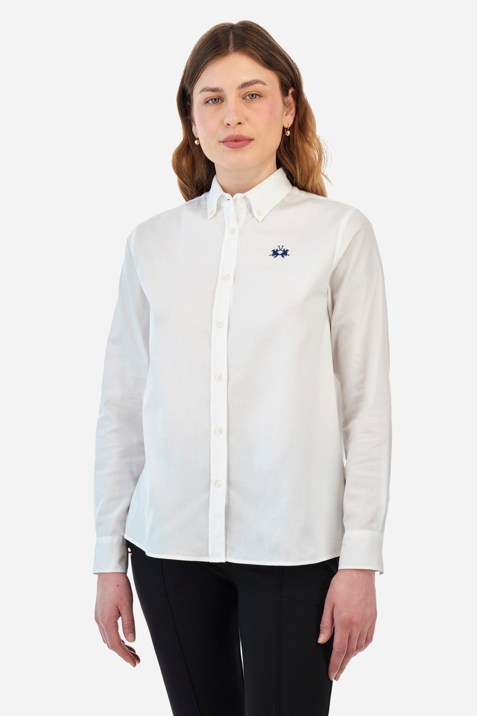 Women's long-sleeved solid colour shirt in Oxford cotton. Button-down collar. The logo is embroidered on the chest in contrasting thread. Regular fit. The model is wearing a size 2. - Optic White
