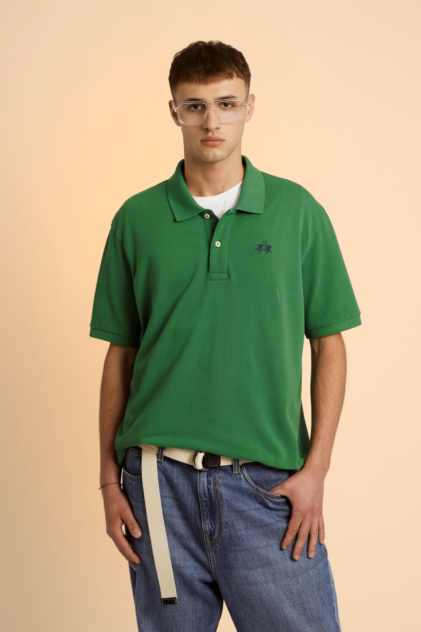 Men’s short sleeve polo shirt made of solid color 100% cotton piqué. Regular fit with two personalized buttons and classic ribbed collar and cuffs. Contrast color inner neck tape matched with the small embroidered brand logo on the chest. The model wears size L. - Amazon