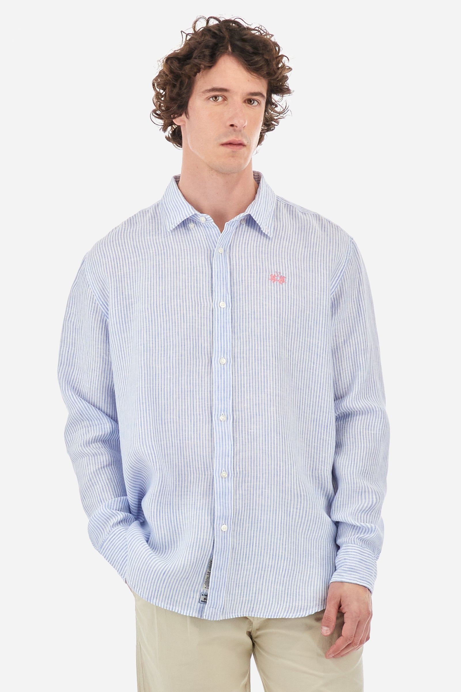 Men's long-sleeved shirt with a striped print, made of 100% linen. Button-down collar. With buttoned cuffs. With a small contrasting logo embroidered on the front. The fit is regular. The model wears a size L. - Op.White/Cornfl.Blue