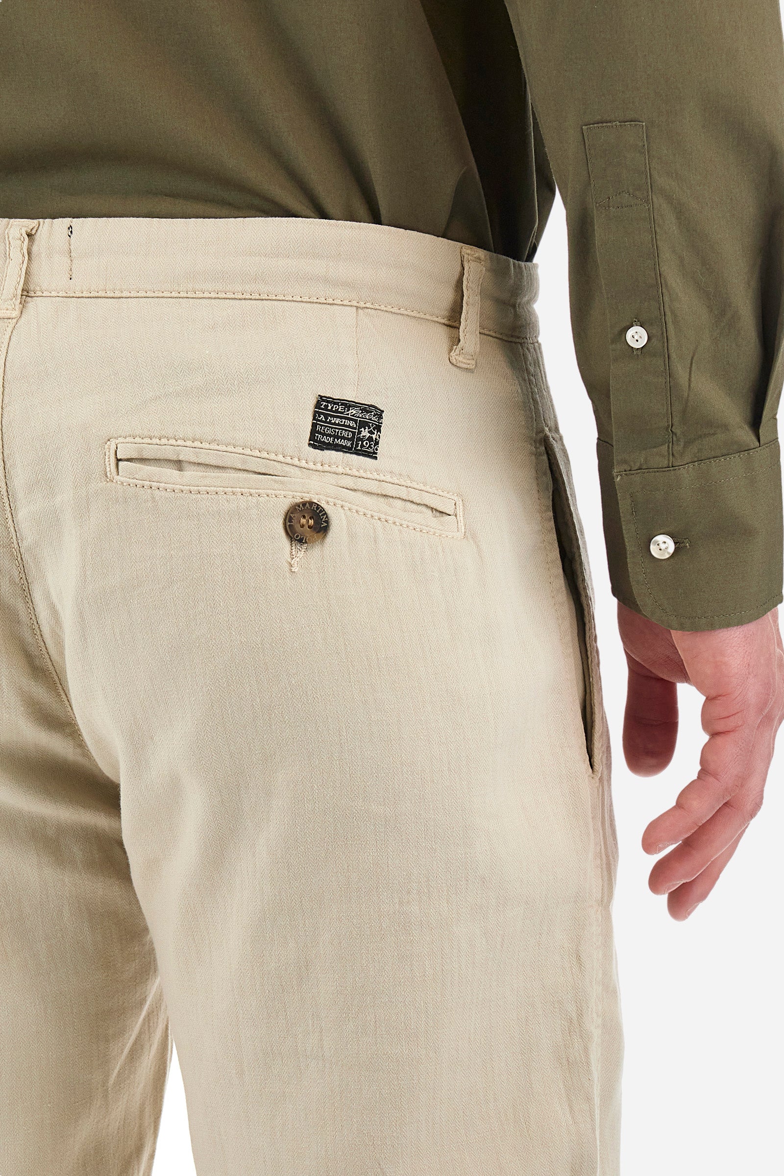 Men's single-colour chinos in cotton and linen. With belt loops, zip and button fastening. There are two open welt front pockets and two back pockets with a classic button fastening. There is a logo with a patch sewn onto the reverse. The fit is regular. The model wears a size 33. - Tidal Foam