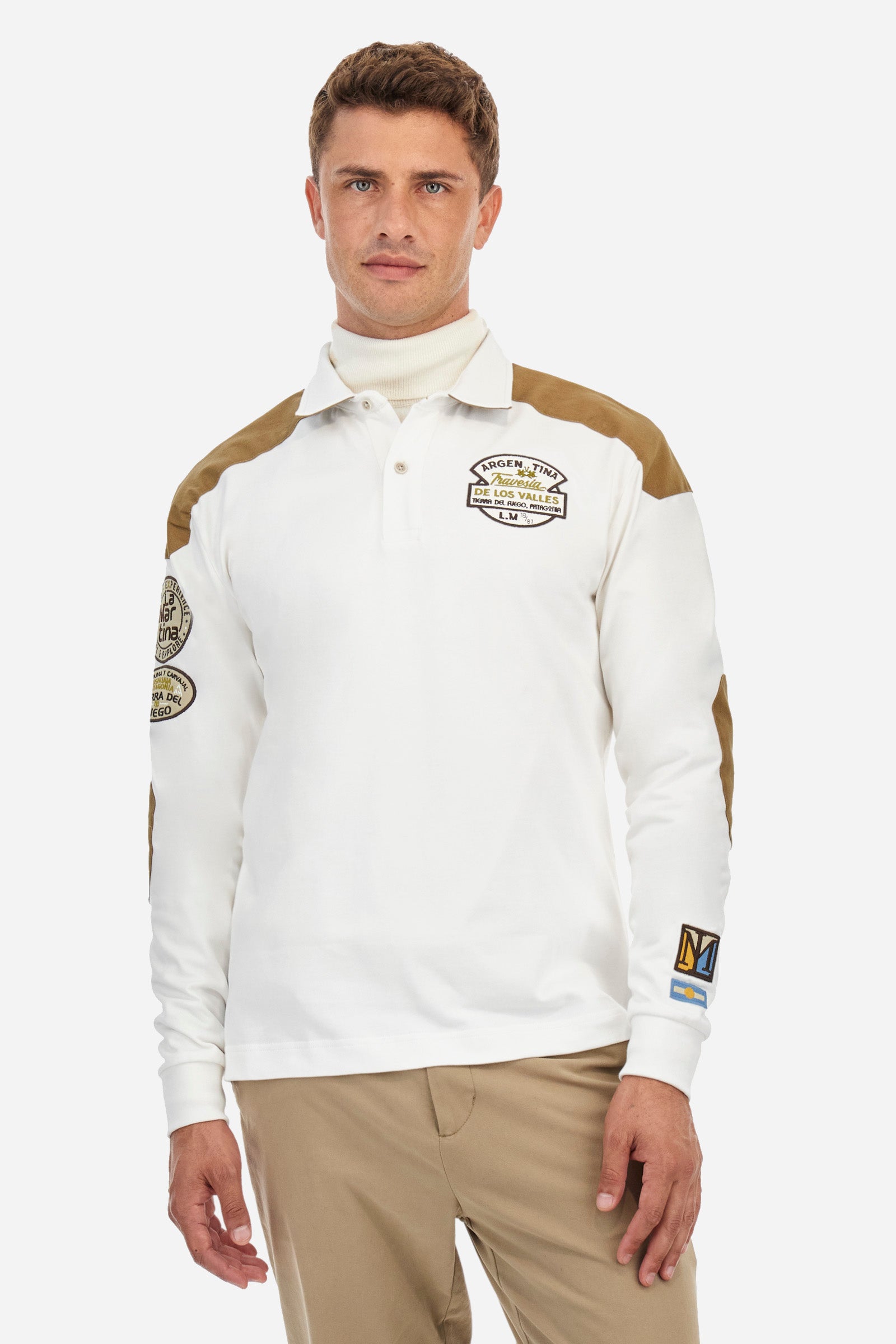 Men's single-colour long-sleeved polo shirt, made from 100% cotton. Two-button fastening. There are two colour-contrasting stripes on the shoulders. Patches have been embroidered on the sleeves. Contrasting elbow patches. Featuring a logo on the front. Regular fit. The model is wearing a size L. - Off White