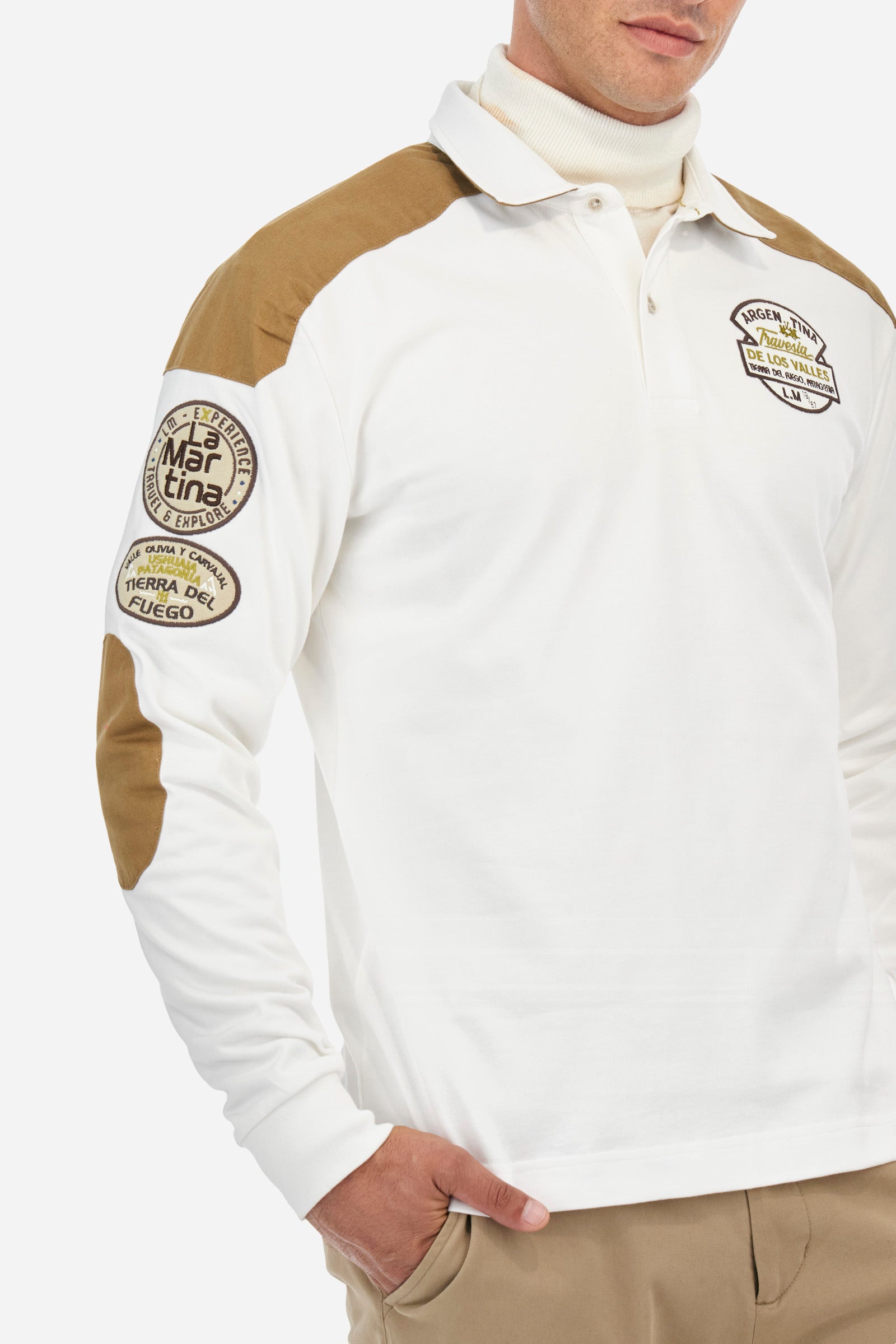 Men's single-colour long-sleeved polo shirt, made from 100% cotton. Two-button fastening. There are two colour-contrasting stripes on the shoulders. Patches have been embroidered on the sleeves. Contrasting elbow patches. Featuring a logo on the front. Regular fit. The model is wearing a size L. - Off White
