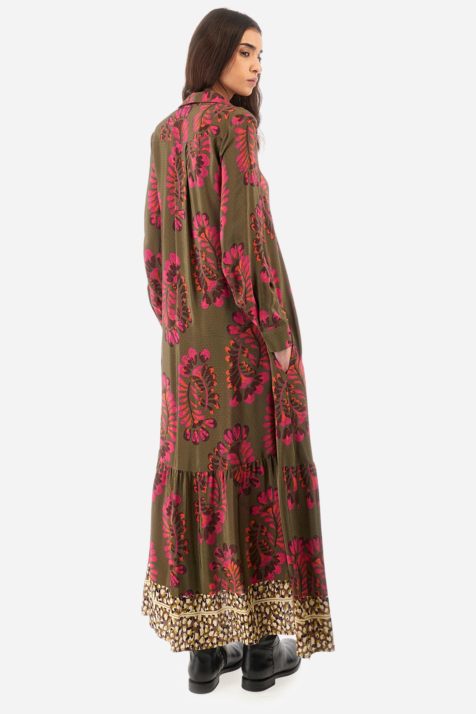 Women’s dress with long sleeves, made of satin viscose fabric. The rich floral prints recall the historic Argentina capsule collection. French collar. On the chest there is an open pocket. Button closure along the dress and cuffs. Straight and soft cut silhouette, long to the feet. Darts on the back. The fit is regular. The model wears a size IT40. - Military/Hotpink/Fre