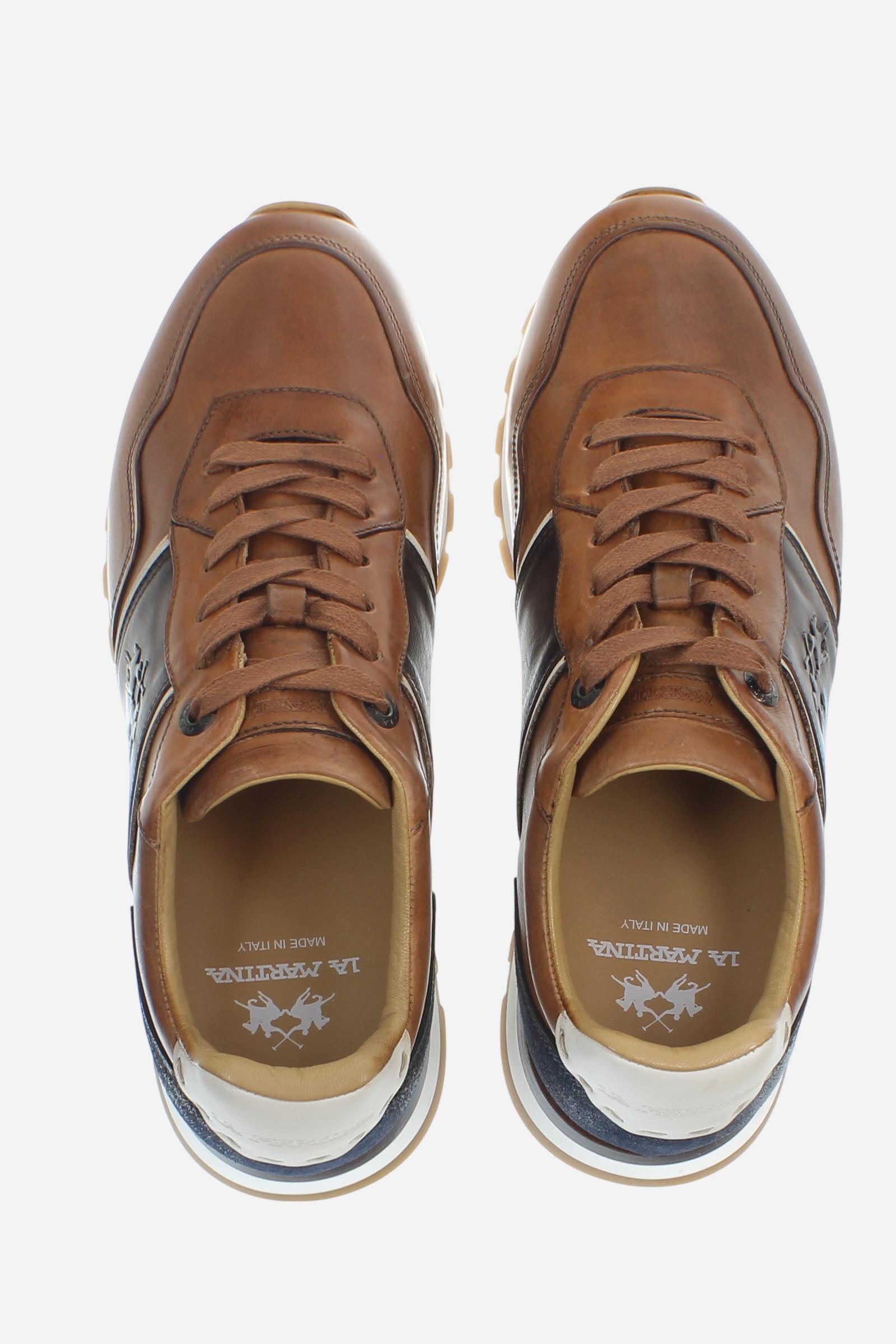 Tradizionalmente ispirato, questo calzature combina pelle di vitello e pelle vegetale, con dettagli artigianali e suola in TPU e gomma per comfort e stabilità. - COGNAC