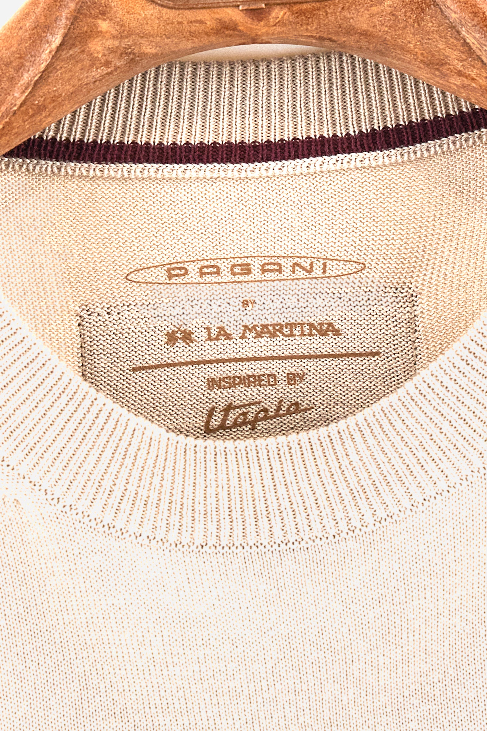 Men's long-sleeved crew-neck jumper in a single colour in collaboration with Pagani. Made from 100% cotton. Some parts of the garment have a woven basket stitch texture. Ribbed cuffs, neck and waist. The front features the line's characteristic lettering. The logo and "La Martina" and "Pagani" lettering are present on the patch representing the collaboration applied on both the front and back. The fit is regular. The model wears a size L. - Rainy Day