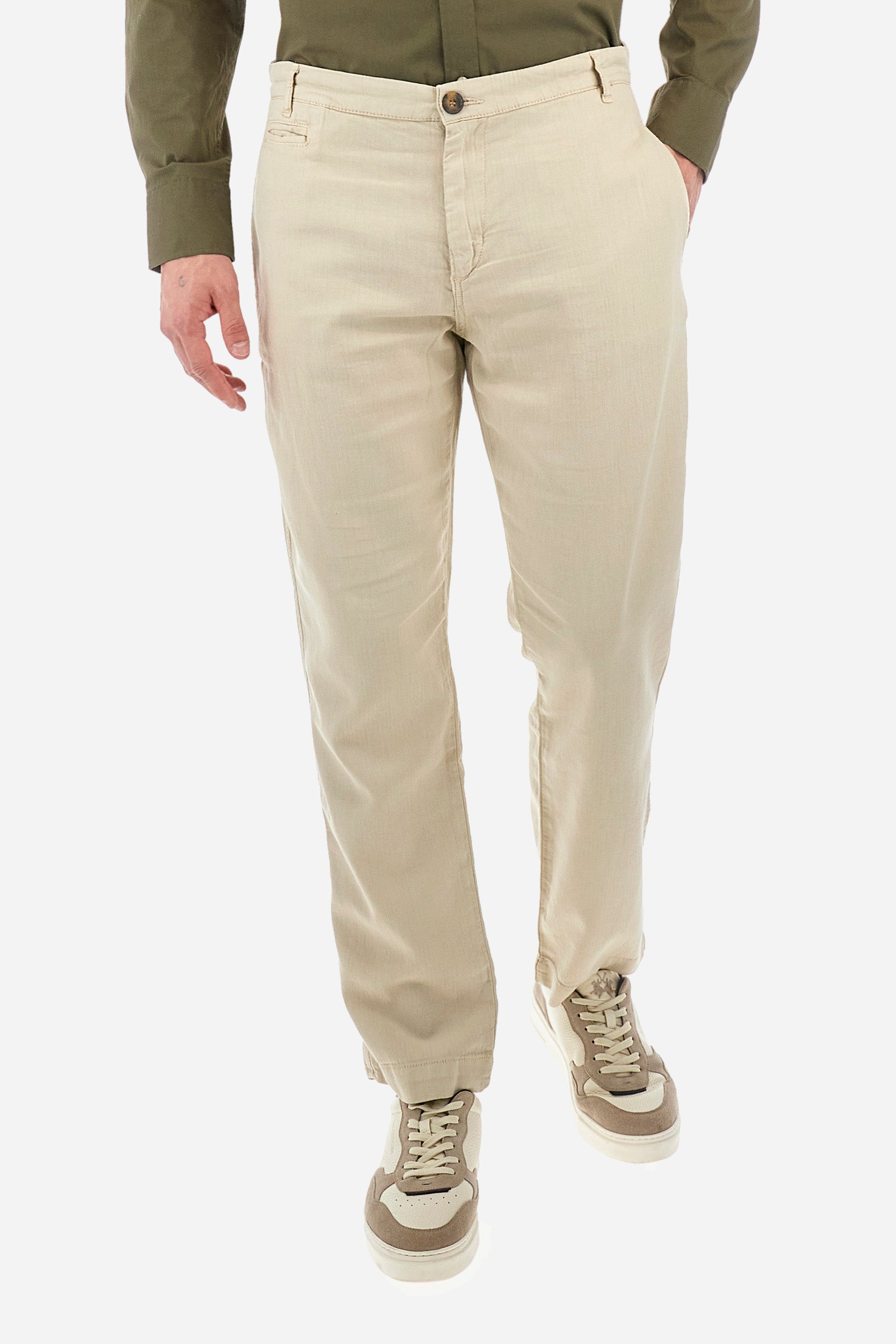 Men's single-colour chinos in cotton and linen. With belt loops, zip and button fastening. There are two open welt front pockets and two back pockets with a classic button fastening. There is a logo with a patch sewn onto the reverse. The fit is regular. The model wears a size 33. - Tidal Foam