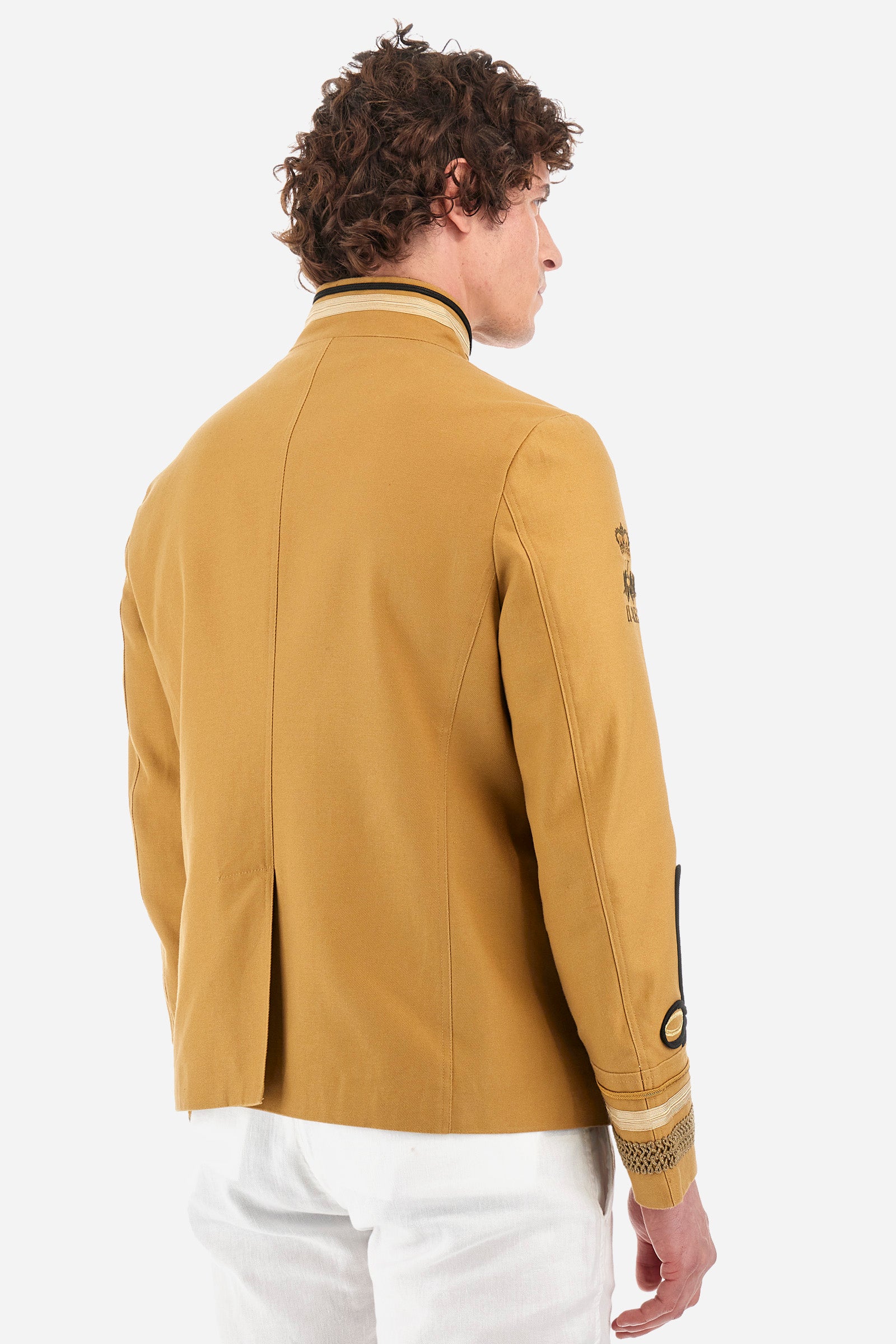 Men’s jacket with long sleeves in solid color with full zip. Made of 100% cotton. High neck with contrasting colour profiling that continues throughout the closure, the waist and cuffs. Decorative buttons and embroidery are applied on the front and sleeves; along with patches on the shoulders identify the capsule Guards. Mini logo La Martina embroidered on a sleeve. The fit is regular. The model wears a size IT 50. - Arrowwood