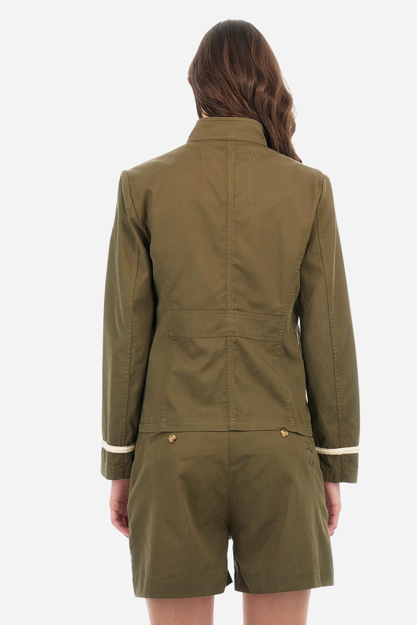 Women's long-sleeved safari jacket in a single colour, made of a cotton-modal blend drill.The front fastens with 5 metal buttons with heraldic motif. The front pockets are applied. Decorative braid-patterned trimmings are applied to the cuffs. The tone-in-tone logo graphic is embroidered on the left sleeve. Regular fit. The model is wearing a size 40. - Thyme
