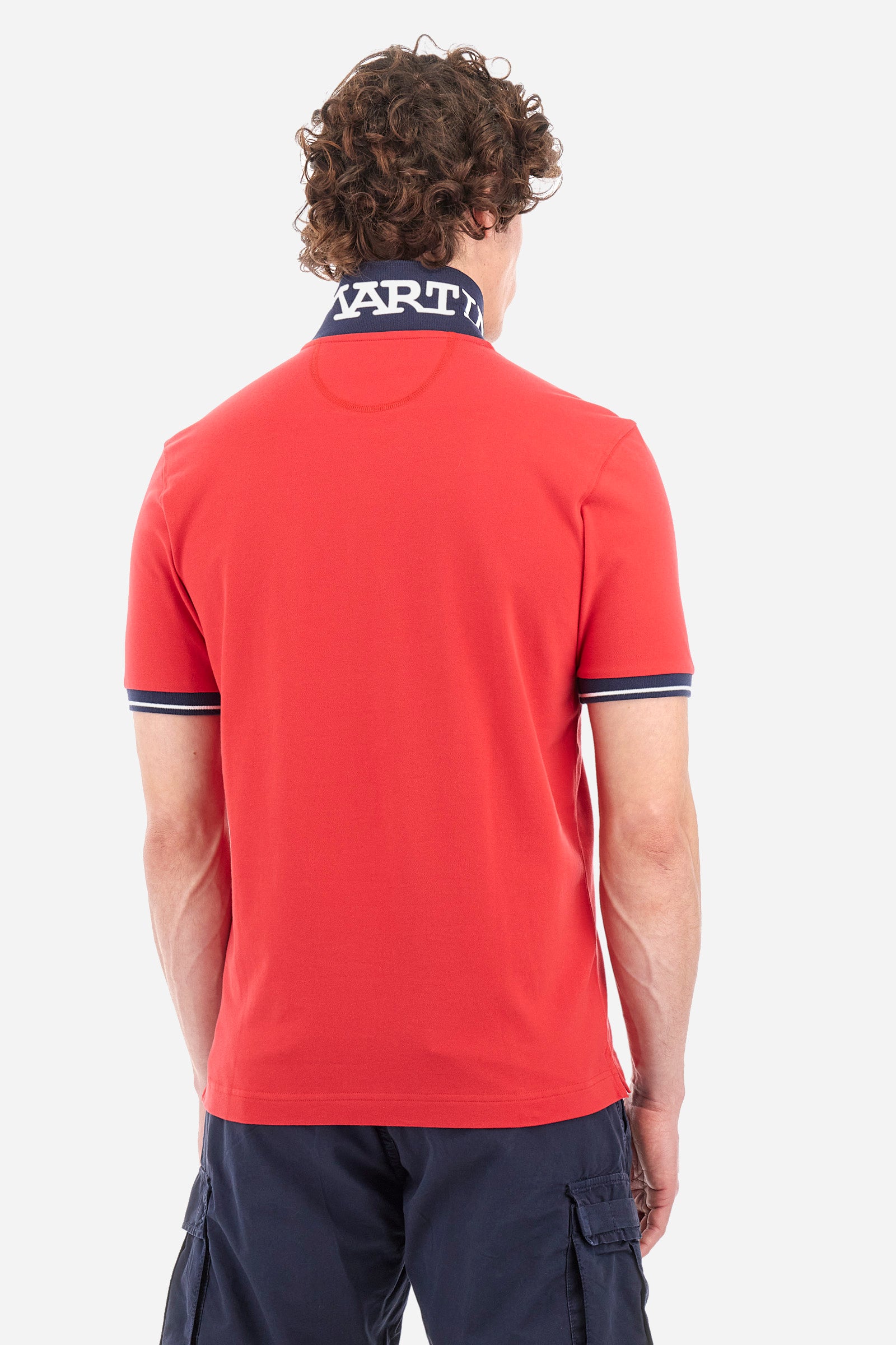 Men's single-colour short-sleeved polo in elasticated cotton. Fastens with two contrasting buttons. Ribbed collar and armholes in different shades. The "La Martina" lettering can be found under the collar. A large logo is embroidered on the chest. The fit is slim. The model wears a size L. - Formula One