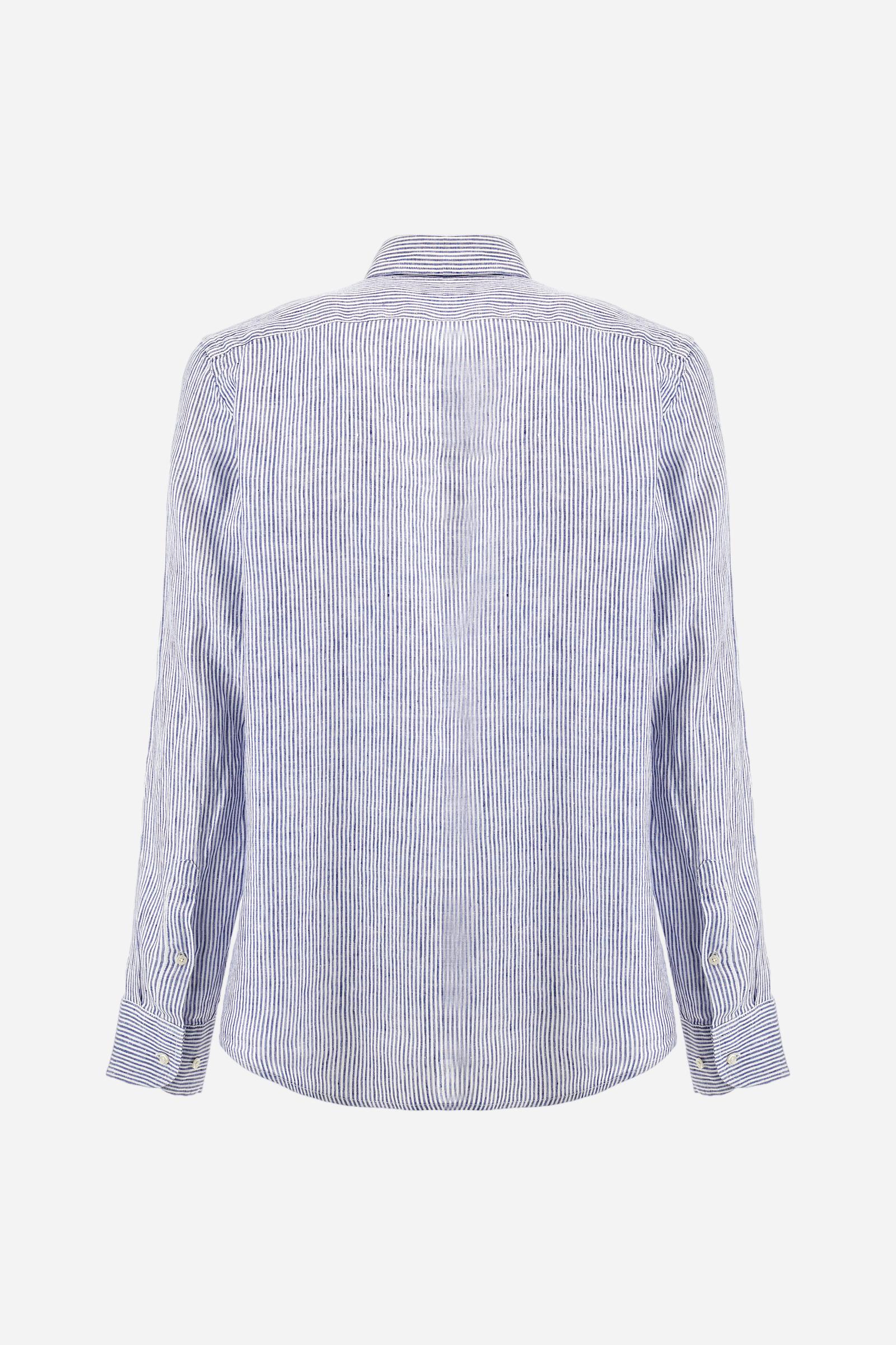 Men's long-sleeved striped shirt made of dual-tone 100% linen. Button-down collar. The logo is embroidered in a contrasting colour on the left side of the chest. Regular fit. The model is wearing a size L. - Optic White/Limoges