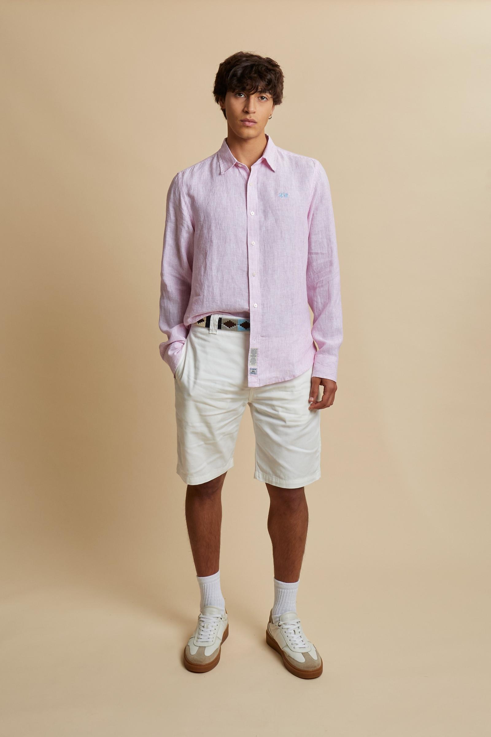 Shirt in 100% linen with vertical micro stripes and natural slub texture. Regular fit that follows the body. Embroidered logo on the chest and signature details on the placket. - Optic White/Poppy re