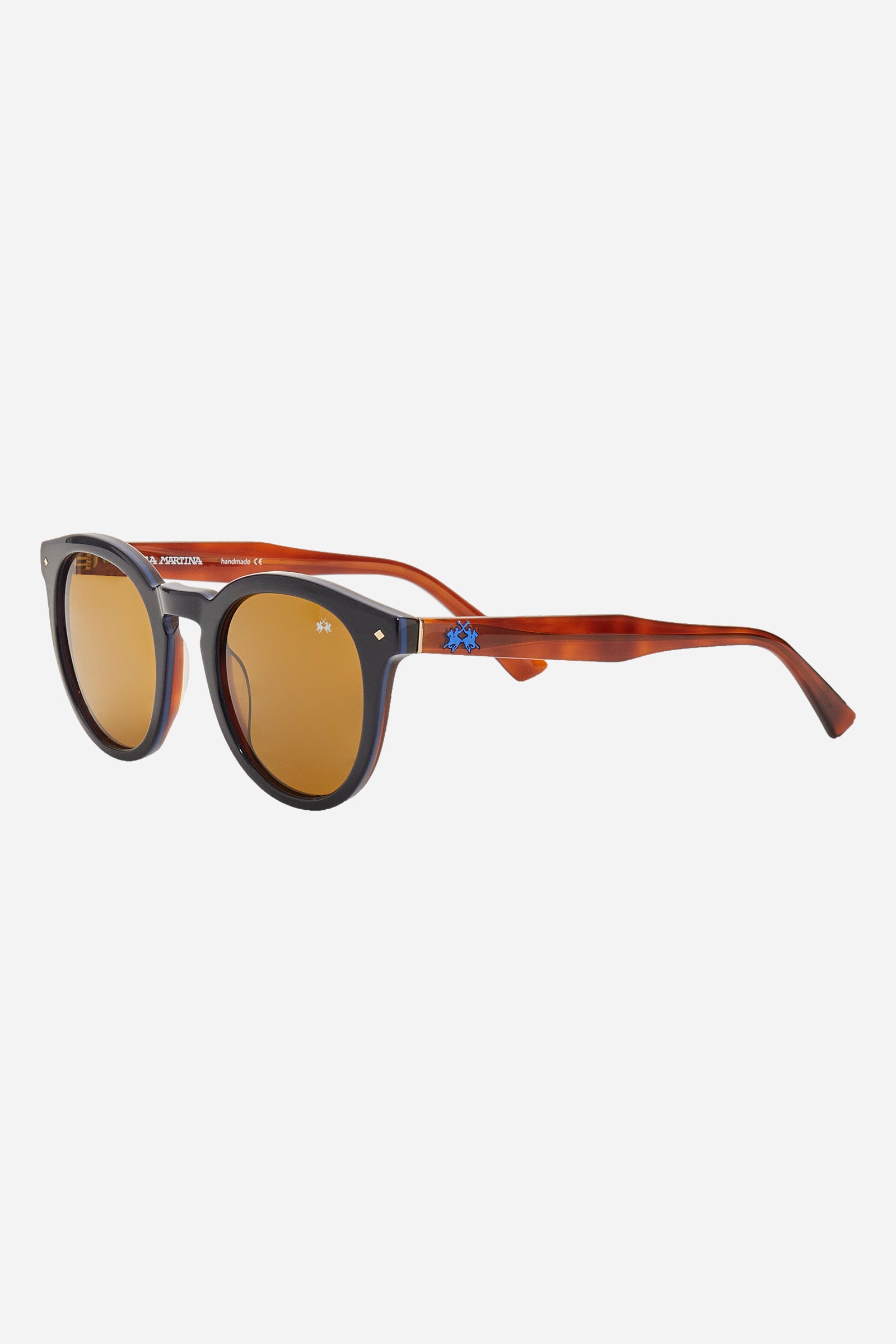 Panthos model sunglasses in acetate material. With a classic style, it features a small logo in a contrasting tone on the initial part of the rod and on the crystal lenses which are on anti-reflection. The light black frame makes it easy to wear, while the coloring allows you to wear the glasses with any look and always be fashionable. - BLUE/AVANA BLOND