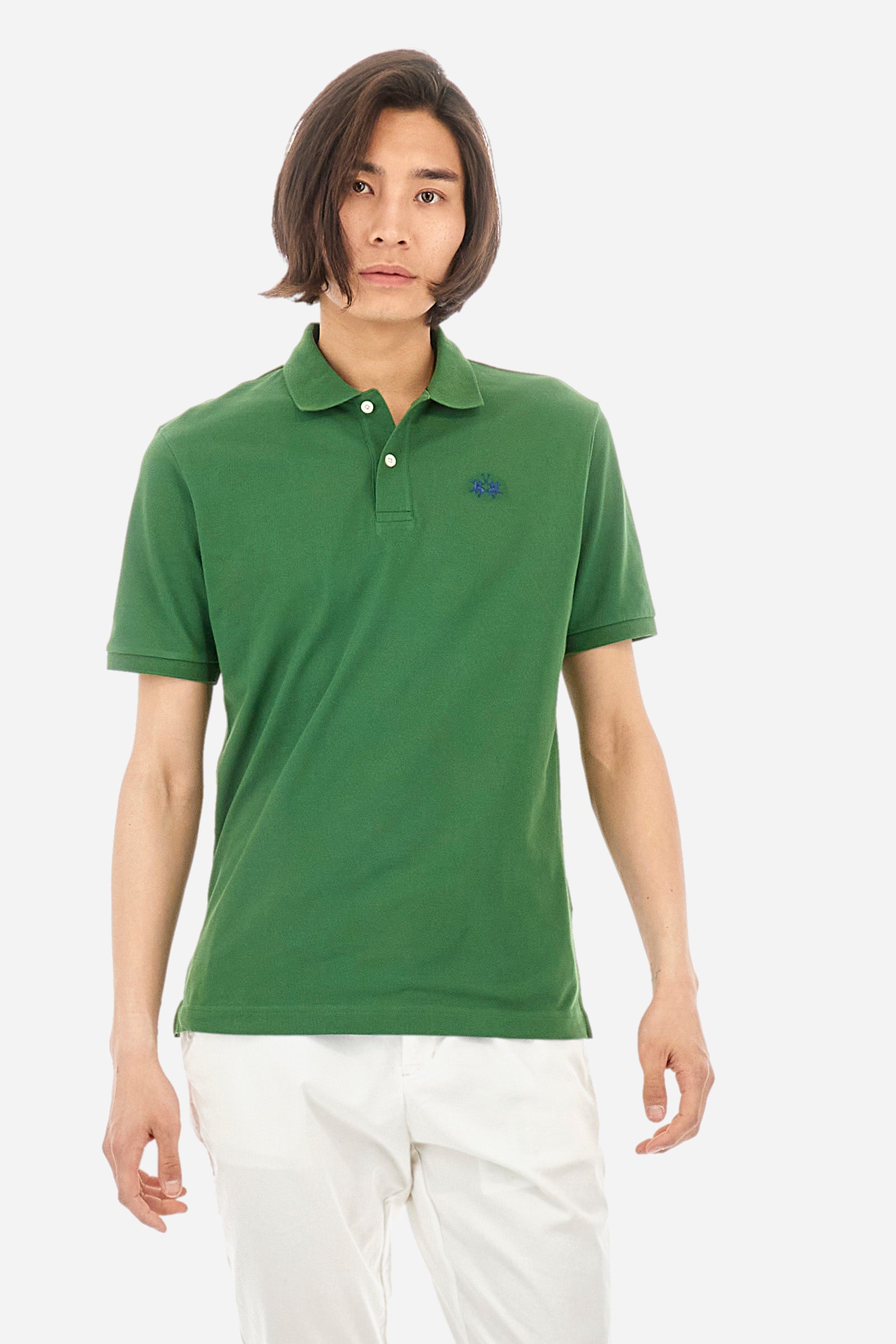 Men's plain-coloured, short-sleeved, regular-fit cotton polo shirt. Contrasting La Martina logo sewn onto the chest. This versatile garment goes perfectly with a pair of jeans from the collection. - Junipet