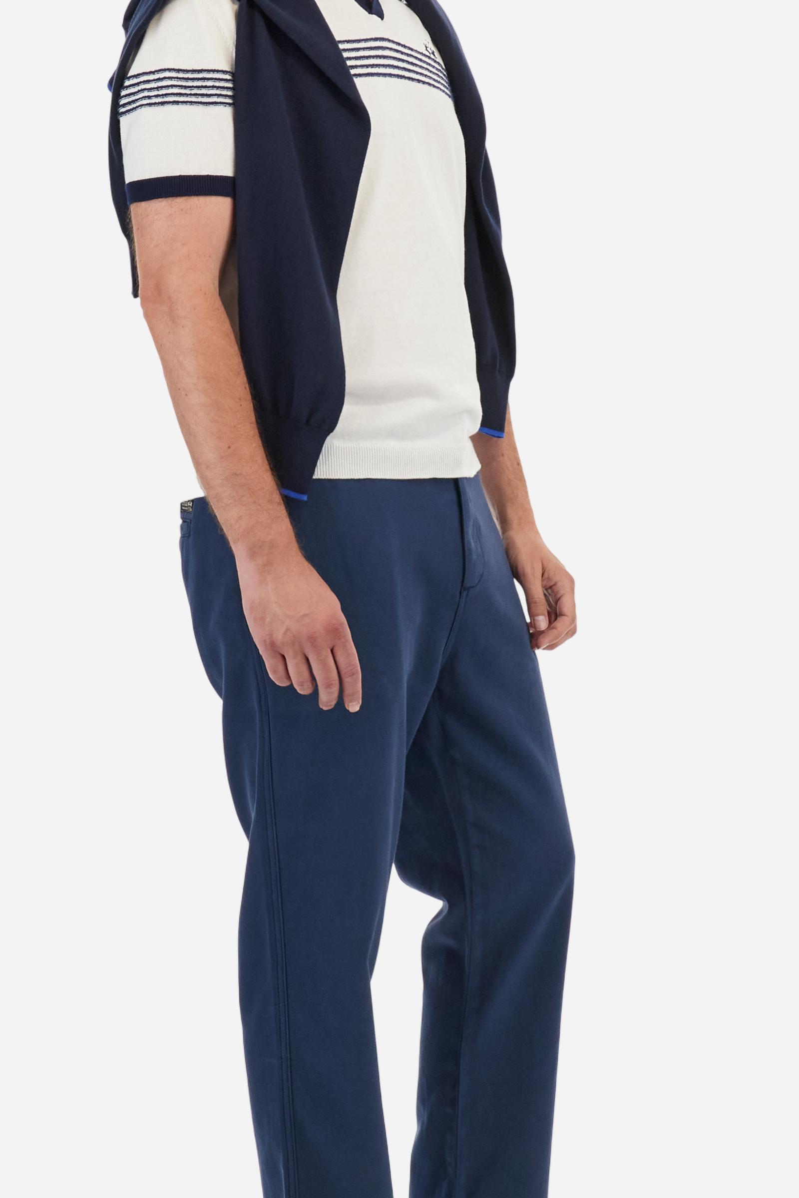 Men's plain straight-cut trousers, made of linen and cotton canvas. Featuring a waist belt at the back and on the sides with elasticated external drawstring for adjustment. The front opening also has a faux horn button on the belt and a zip. Double welt pocket inserted into the sides. There are two additional welt pockets on the back. The logo is featured on the woven label sewn above the right back pocket. Regular fit. The model is wearing a size L. - Navy