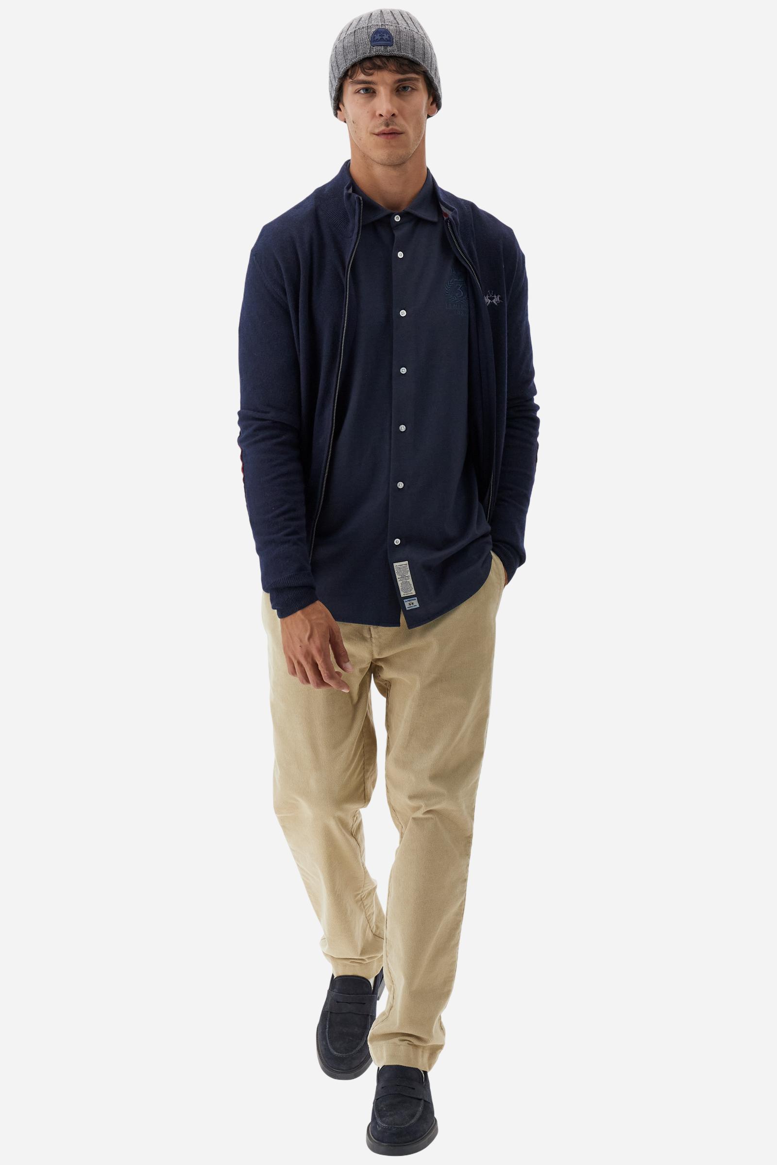 Men's long-sleeved shirt with semi-cutaway collar. It is made of 100% cotton piqué with contrasting details on the inside of the collar. The logo is embroidered on the chest with subtle Polo Club-inspired customisation. The fit is regular and offers a classic, relaxed silhouette. The model is wearing a size L. - Navy