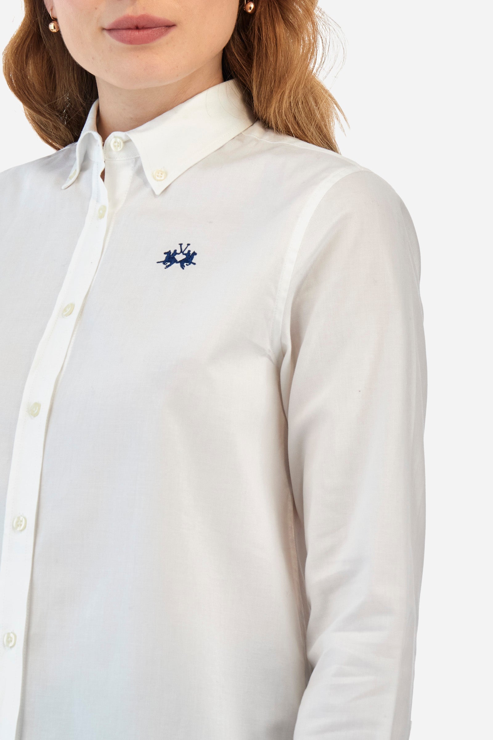 Women's long-sleeved solid colour shirt in Oxford cotton. Button-down collar. The logo is embroidered on the chest in contrasting thread. Regular fit. The model is wearing a size 2. - Optic White