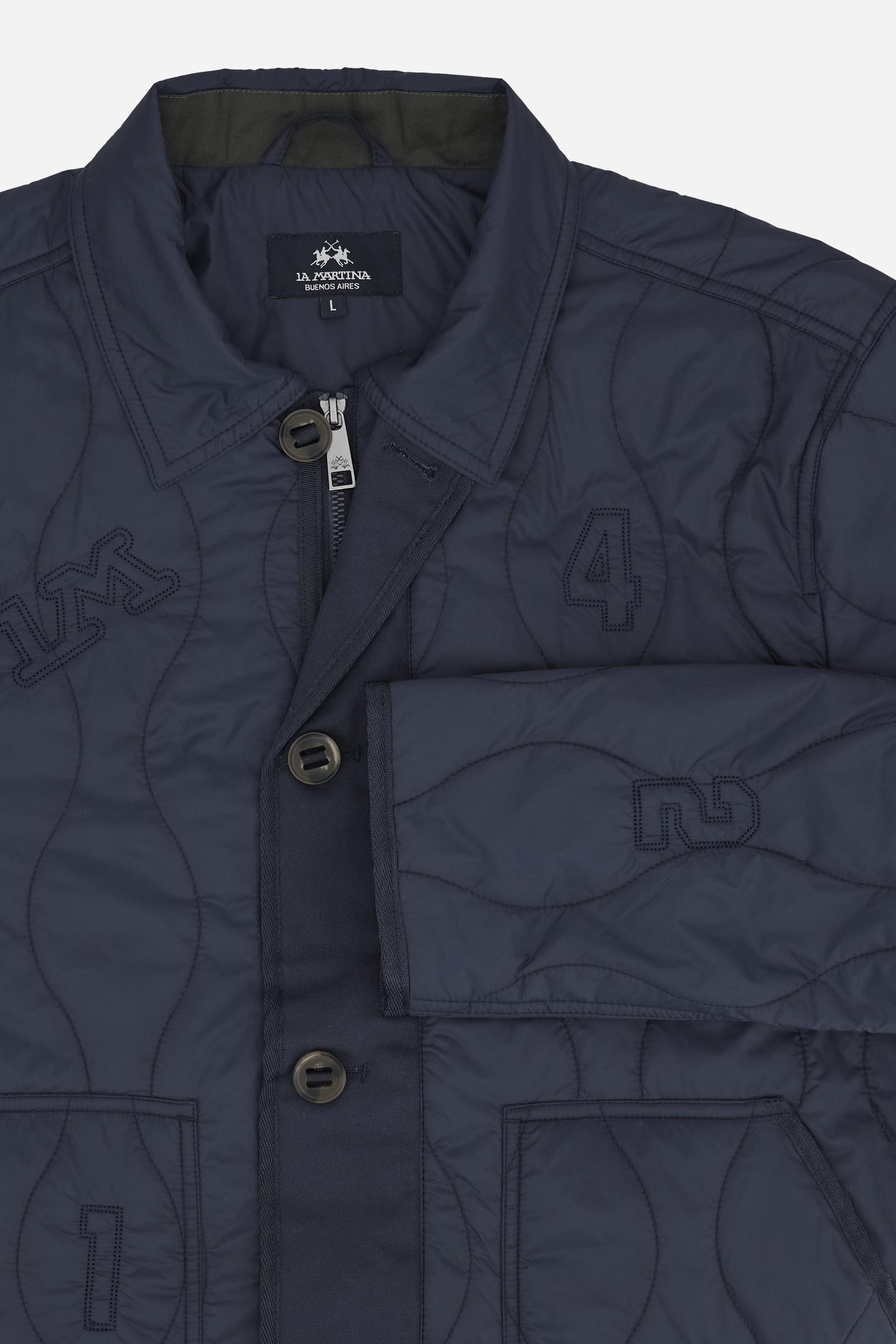 Men’s quilted nylon overshirt featuring a wave pattern, zip and horn-effect button fastening, large front pockets, and an embroidered logo on the back. Regula - Navy