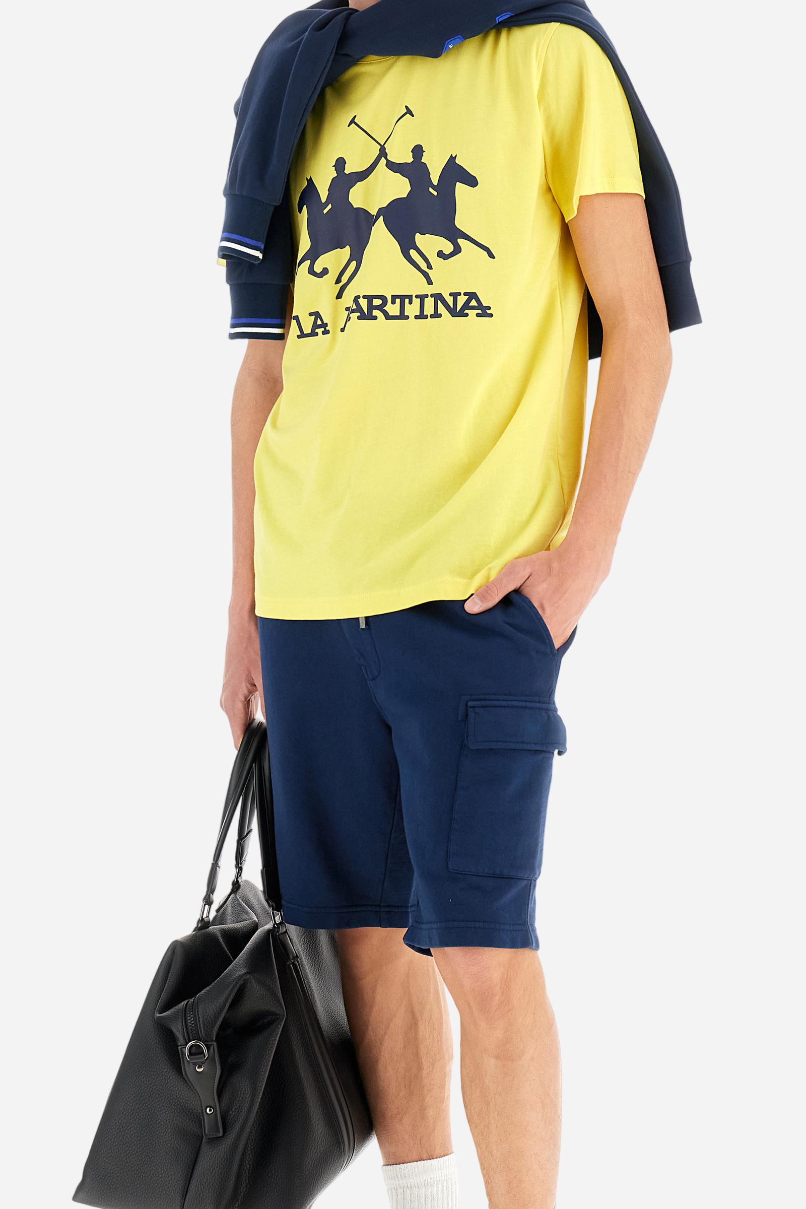 Men's short-sleeved T-shirt with crew neck and solid colour. It features a large printed logo on the front and is made of 100% cotton with a regular fit. It can be combined with trousers for a casual and modern look. The model is 187 cm tall and wears a size L. - Aurora