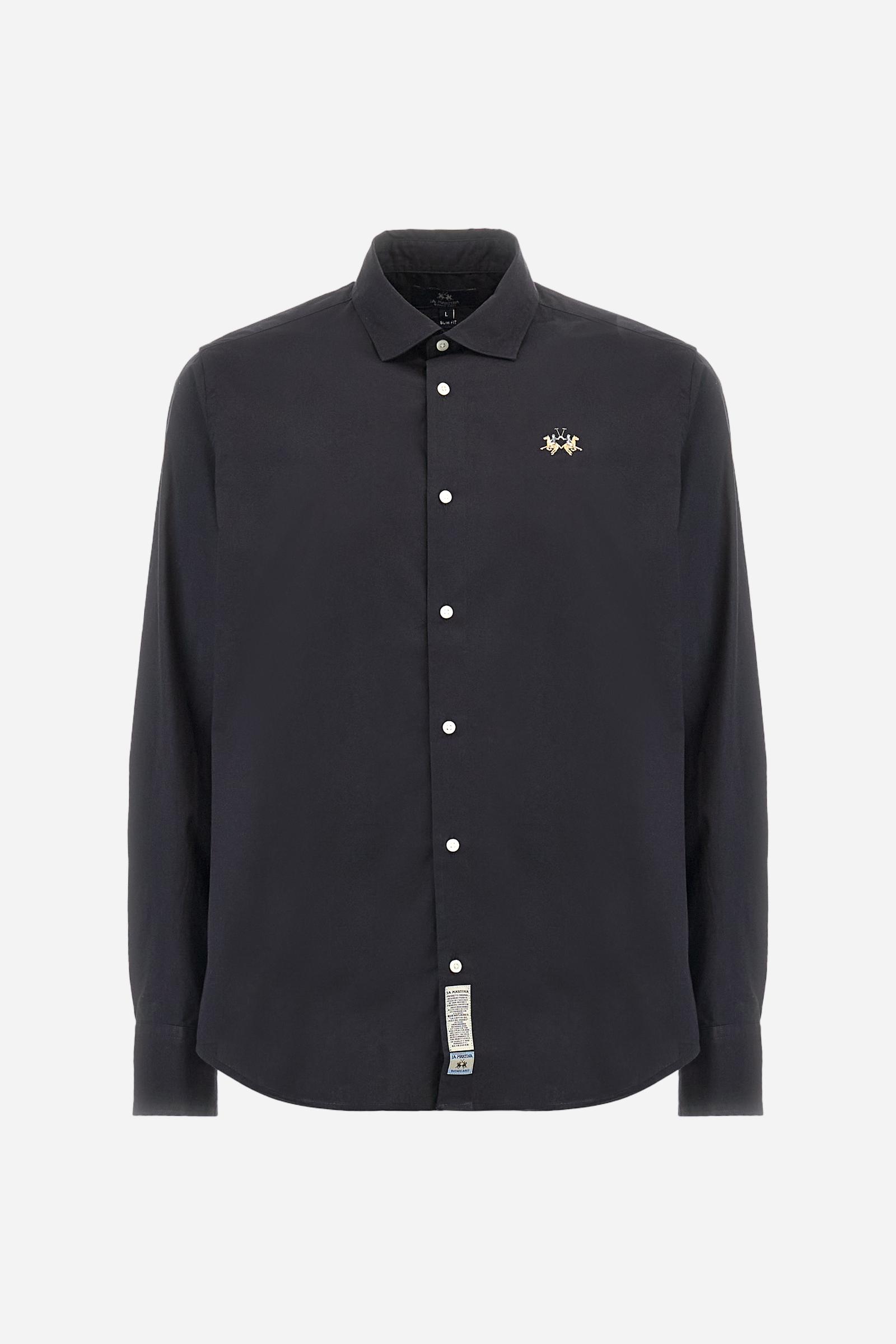 Men's single-colour long-sleeved shirt, made from 100% cotton poplin. Spread collar. The tricolour logo embroidery is on the chest, left side. The fit is slim. The model is wearing a size L. - Black