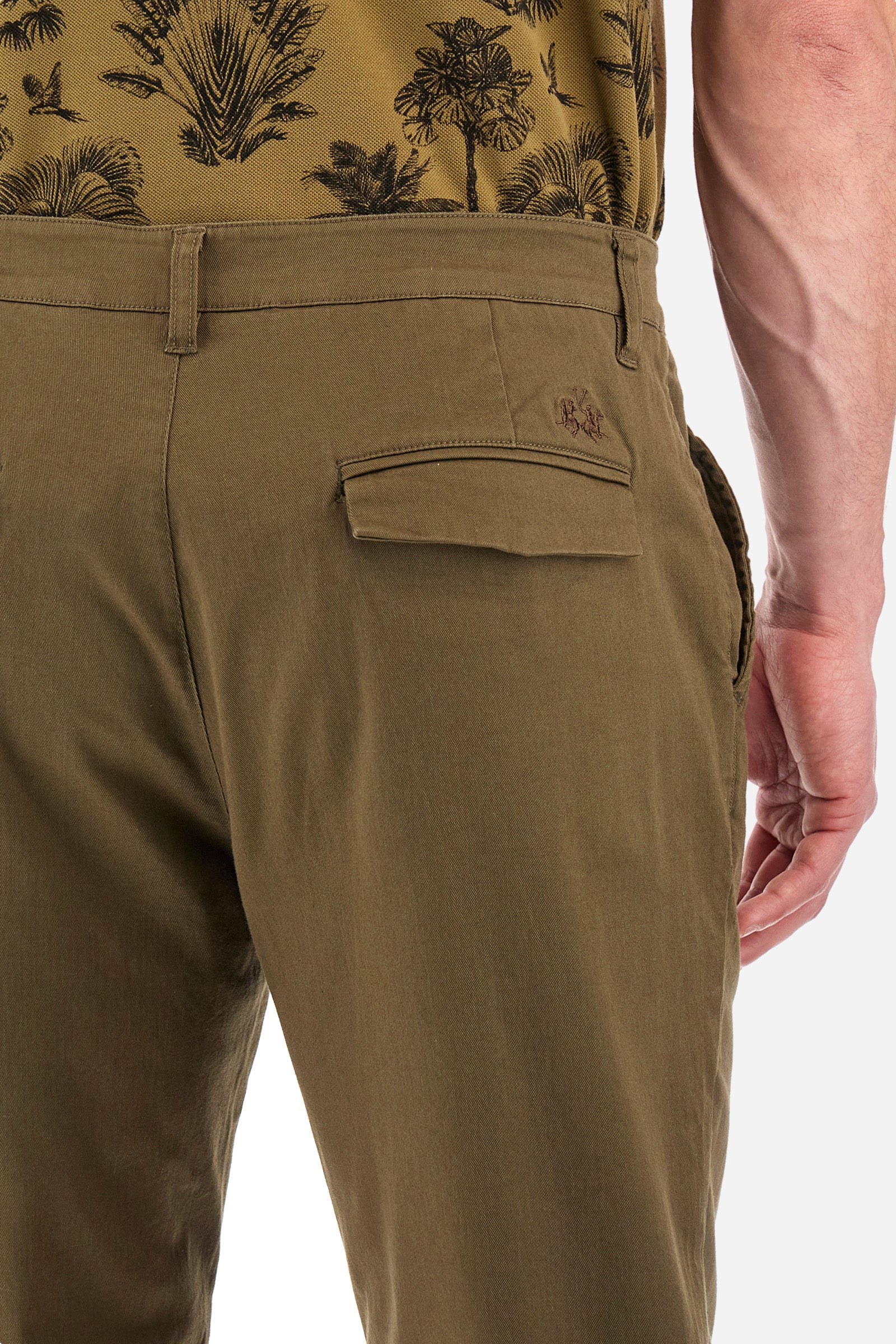 Men's single-colour chinos in elasticated cotton. With belt loops, zip and button fastening. There are two open front pockets and two closed back pockets. The logo is embroidered on the back. The fit is regular. The model wears a size 33. - Military Olive