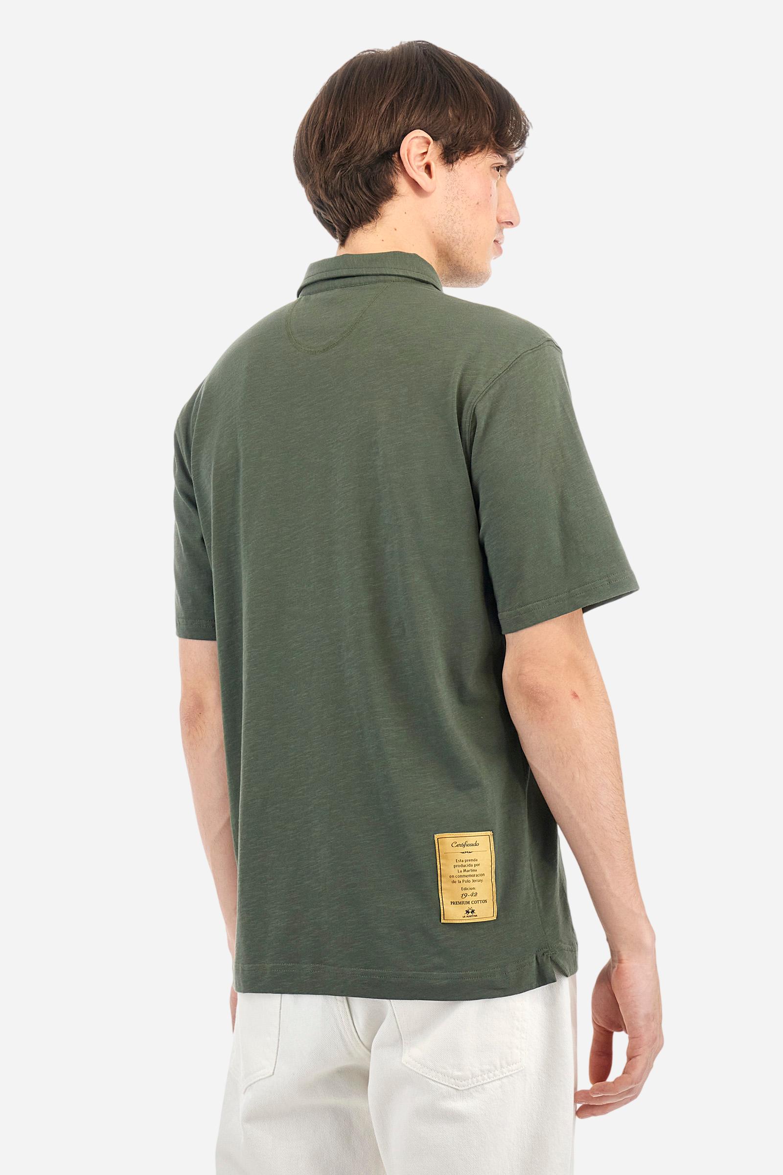 Men's short-sleeved polo shirt in a single colour, made of 100% cotton slub jersey. Fastens with a button. A fabric patch representing the garment's certificate is sewn onto the back. The logo is embroidered in contrast under the opening on the front. Comfort fit. The model is wearing a size L. - Thyme