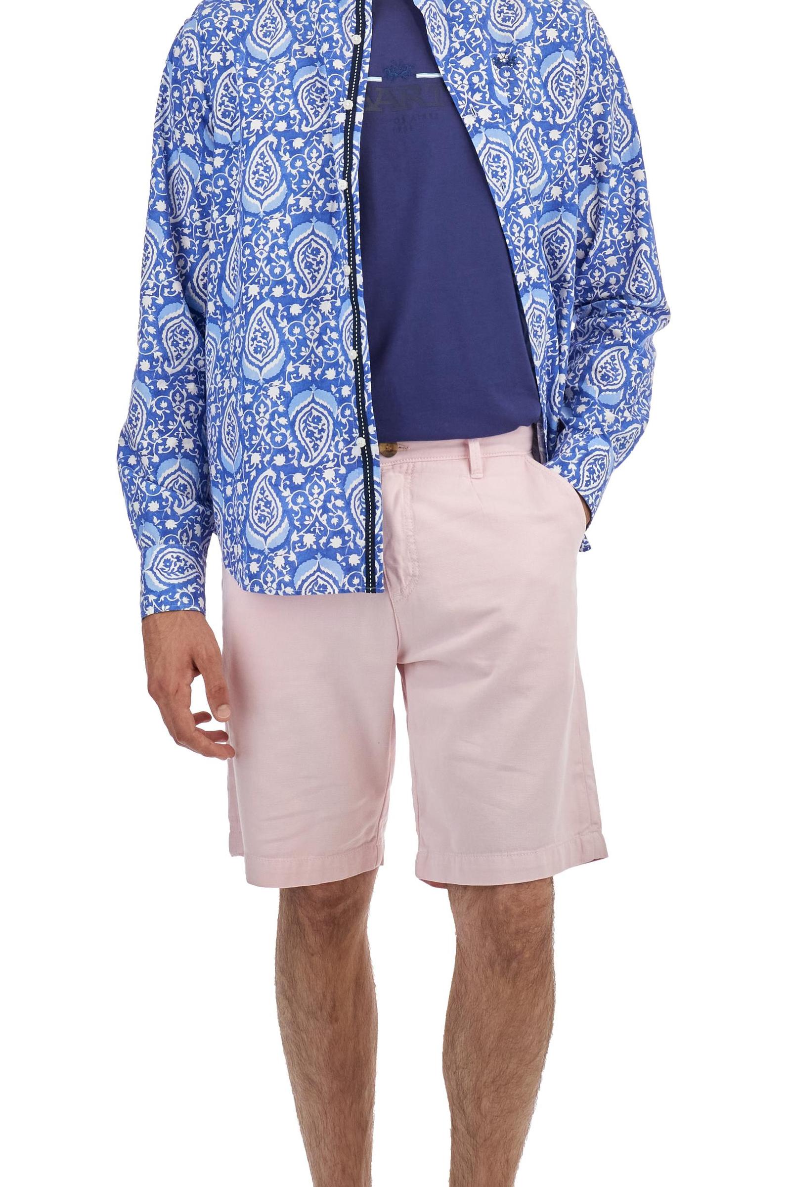 Men's plain Bermuda shorts made from a refined blend of cotton and linen. Fastened with a zip and faux horn button. The side pockets are slanted, while the welt back pockets feature flaps and concealed buttons. The logo, in tone-on-tone embroidery, appears above the right back pocket. Regular fit. The model is wearing a size 33. - Parfait Pink