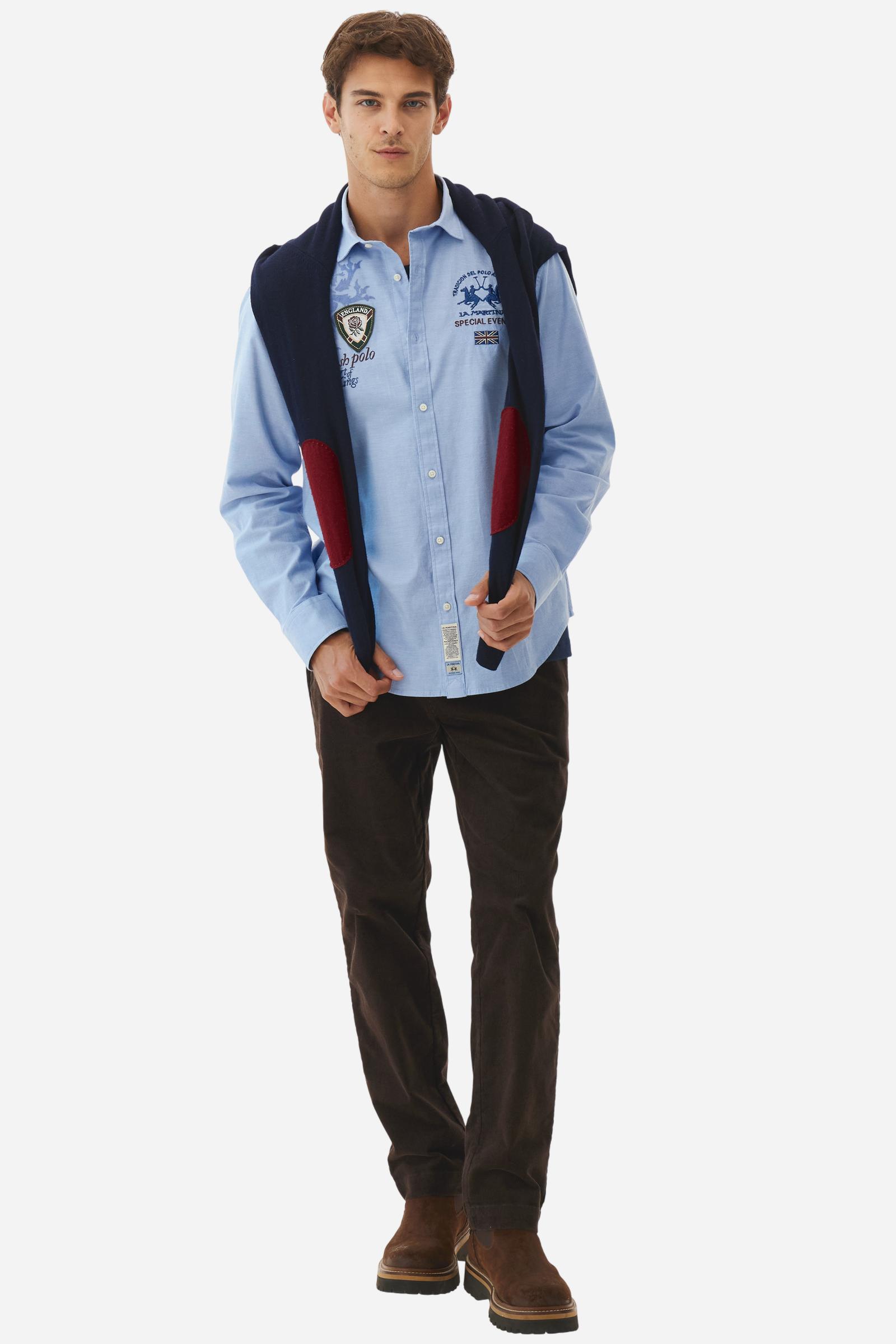 Classic men's long-sleeved shirt in stretch cotton Oxford, solid colour. Finished with a French collar and interior regimental-pattern fabric details. Chest features multicolour prints and embroideries inspired by British Polo, including the large team logo embroidered in contrast. Regular fit ensuring comfort and enhancing any physique. Model wears size L. - Cornflower blue