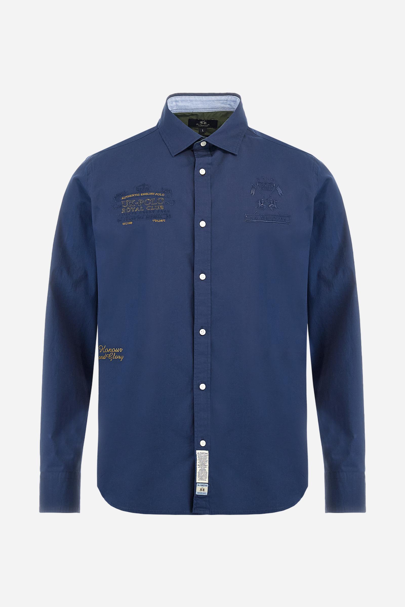 Men's single-colour long-sleeved shirt, made from 100% cotton poplin. Spread collar. Featuring details inside the collar and cuffs in contrasting colours and fabrics. The front graphics and logo are embroidered with contrasting colour threads. The fit is regular. The model is wearing a size L. - Navy
