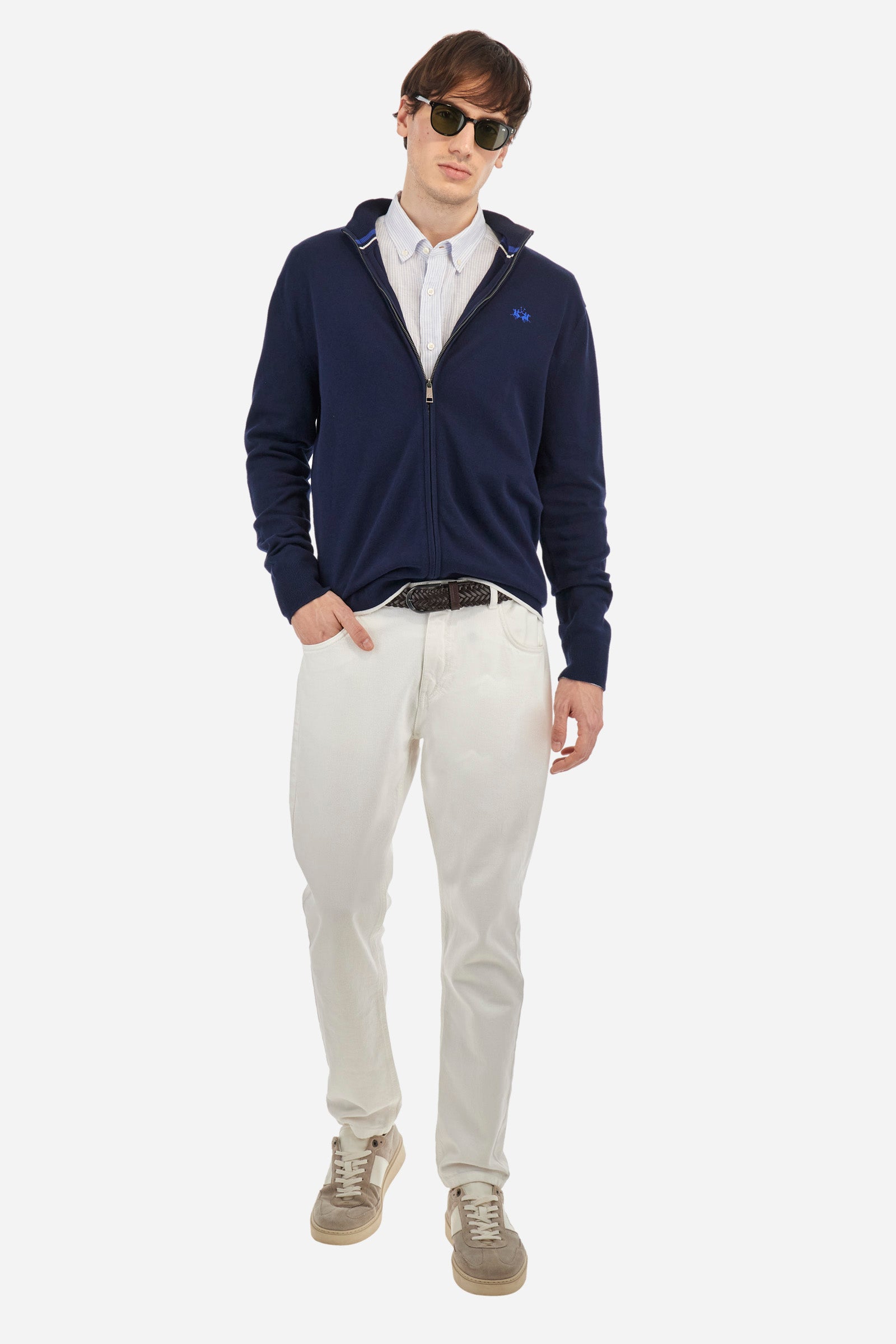 Men's long-sleeved striped shirt made of dual-tone 100% linen. Button-down collar. The logo is embroidered in a contrasting colour on the left side of the chest. Regular fit. The model is wearing a size L. - Optic White/BlueBell