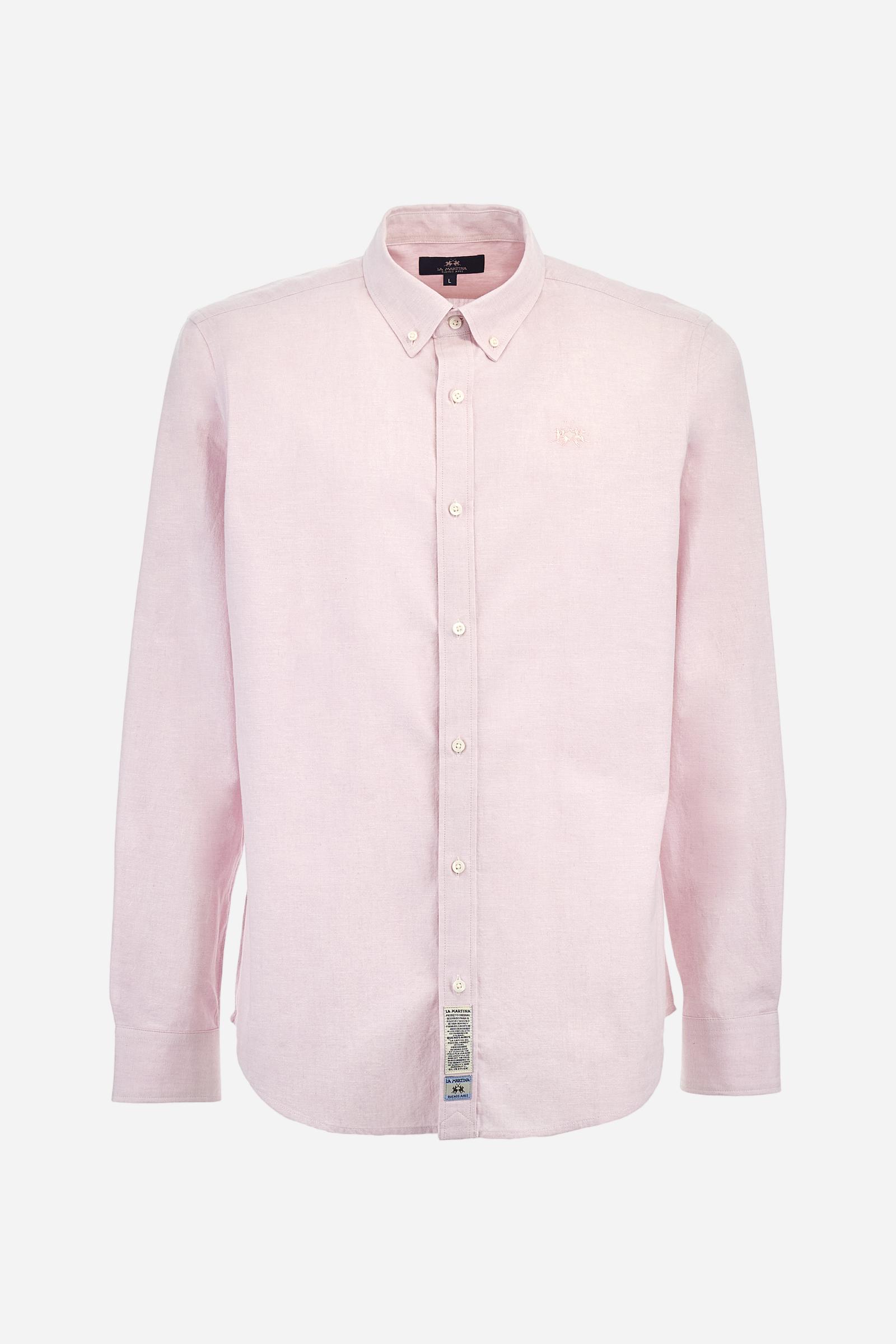 Men's plain long-sleeved shirt made from linen canvas. It features a button-down collar and a basic, traditional design, with woven labels at the bottom of the opening. The logo is embroidered on the chest, over the heart, in tone-on-tone thread. Regular fit. The model is wearing a size L. - Parfait Pink