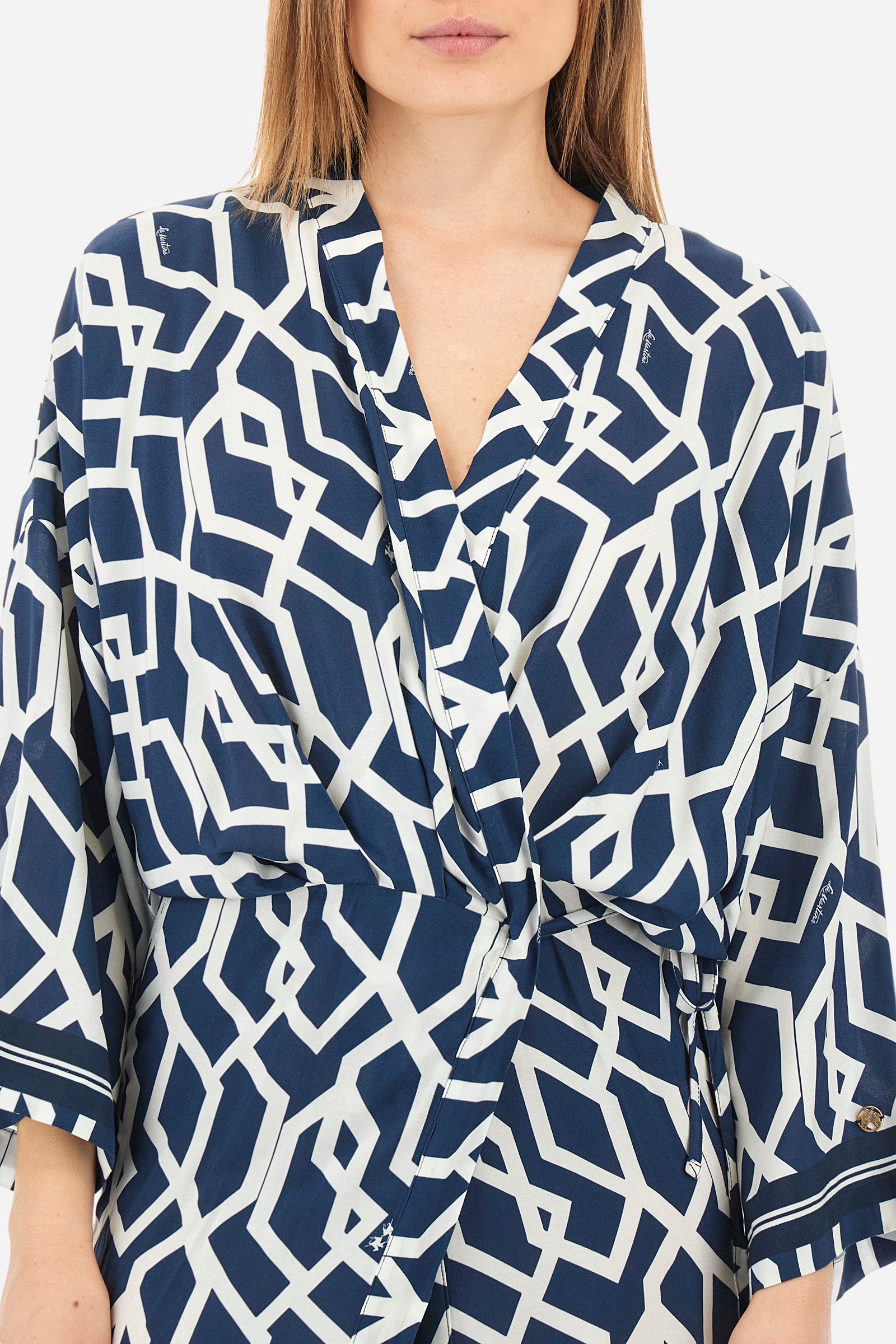 Women's kimono dress with 3/4 sleeves in a geometric print. In a synthetic fabric. V-neck. Tie at waist. Foot-length. Side slit. The logo is present on a metal plate sewn on one sleeve. The fit is regular. The model wears a size 2. - Orion blue/Off white