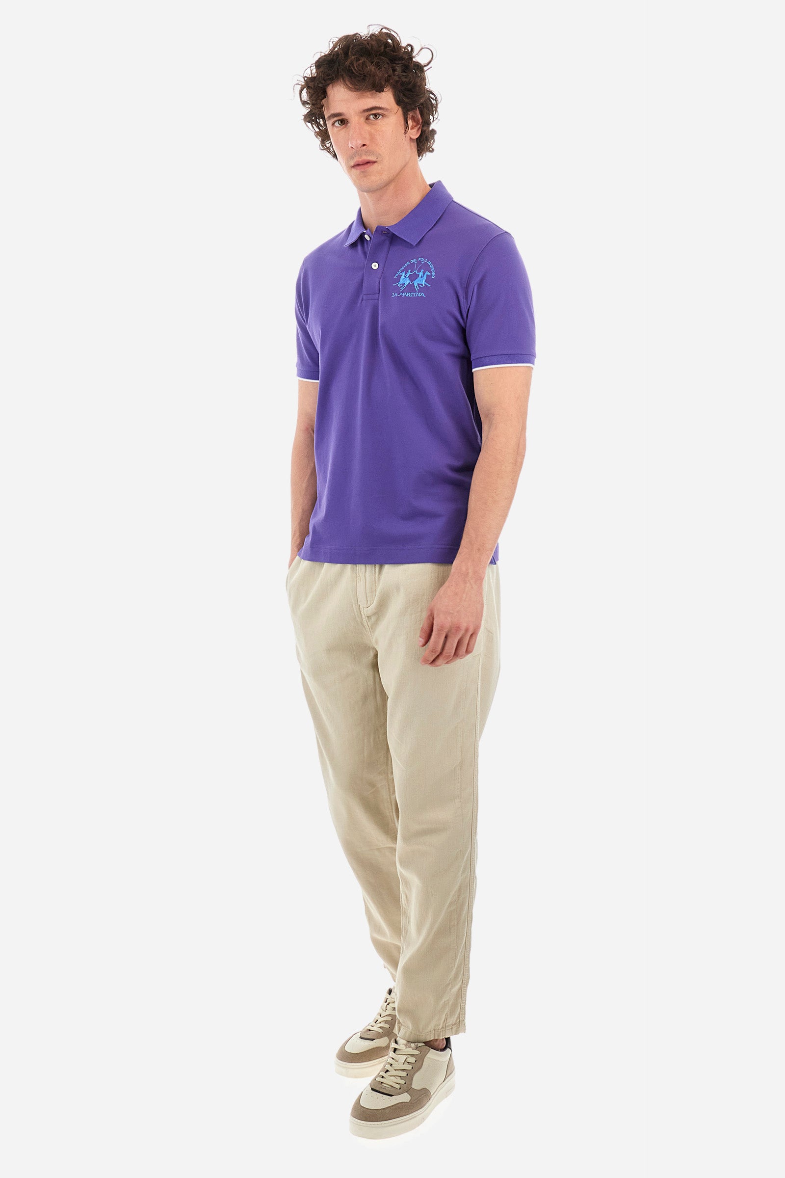 Men's solid color trousers made of cotton and linen. Drawstring waist and double front pocket. Two additional pockets are located on the back. The logo is featured on a patch applied to the back. Regular fit. The model is wearing size L. - Tidal Foam