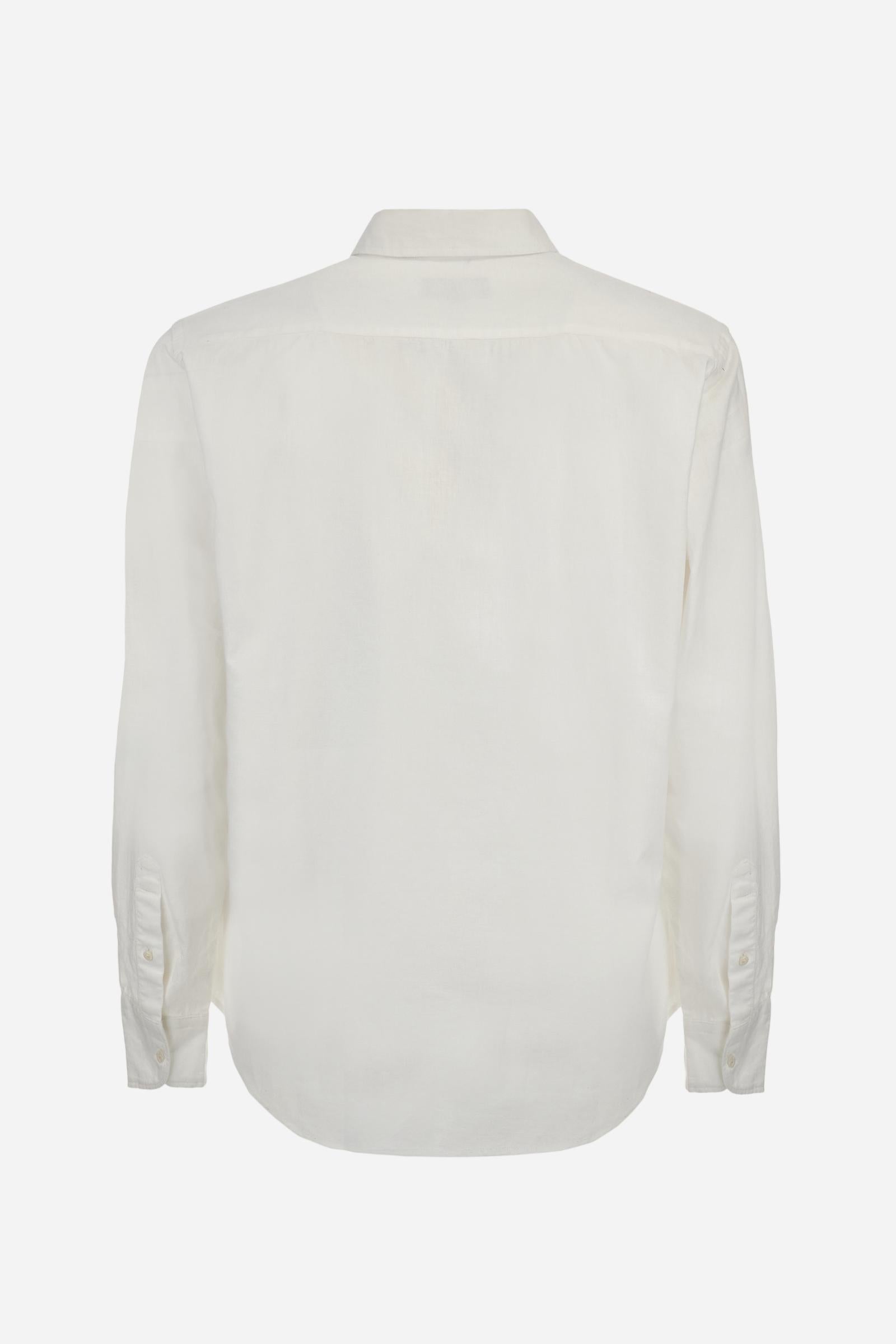 Men's long-sleeved single-colour shirt made of cotton and linen canvas. Button-down collar. Featuring details on the inside of the collar and opening in contrasting colour printed fabrics. The front graphics and logo are embroidered with contrasting colour threads. The fit is regular. The model is wearing a size L. - Optic White