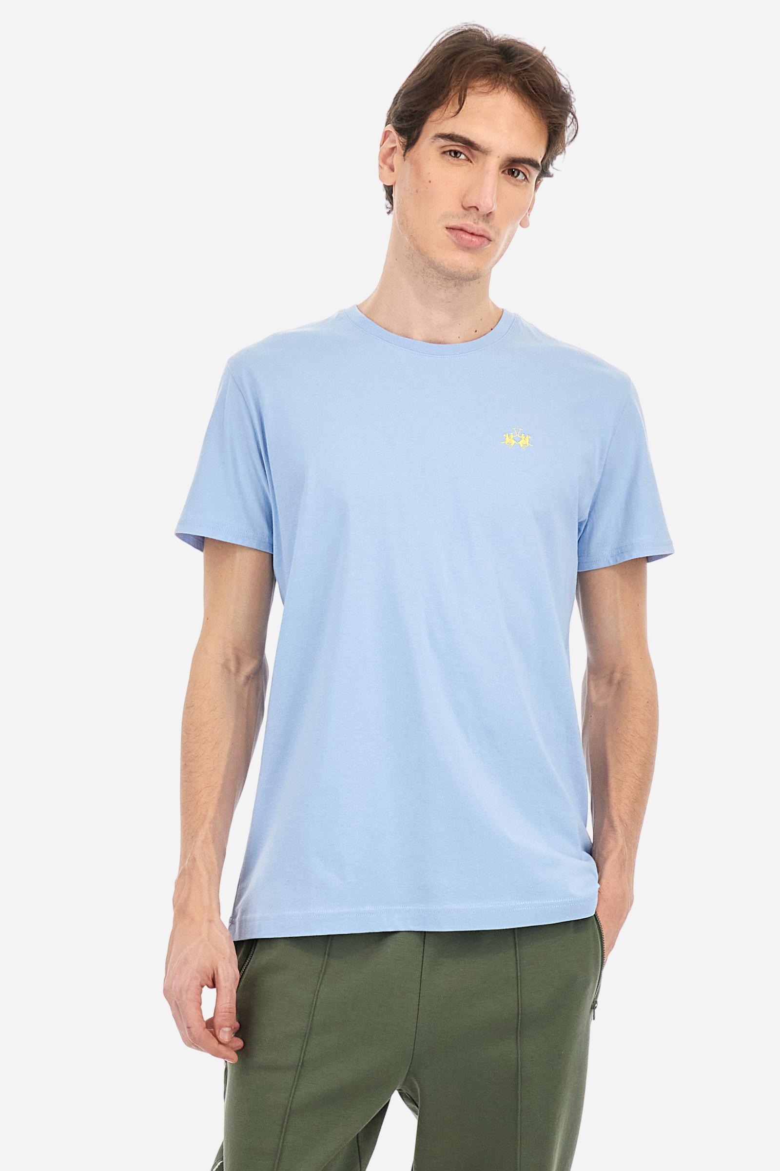 Men's short-sleeved crew-neck T-shirt in solid colour with embroidered logo in contrasting colour on the chest. Made of 100% cotton with a regular fit. It is perfect paired with Bermuda shorts or trousers for a casual and trendy look. Suitable for leisure time. The model is 187 cm tall and wears a size L. - Vista Blue