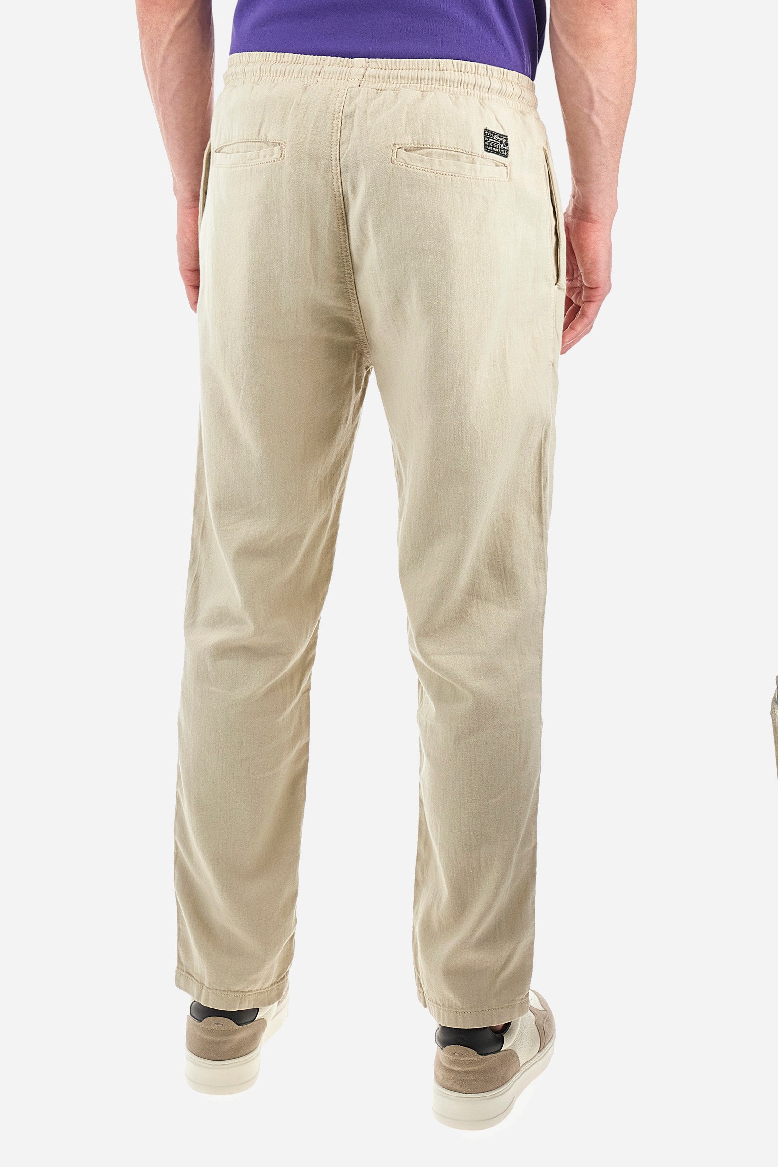 Men's solid color trousers made of cotton and linen. Drawstring waist and double front pocket. Two additional pockets are located on the back. The logo is featured on a patch applied to the back. Regular fit. The model is wearing size L. - Tidal Foam