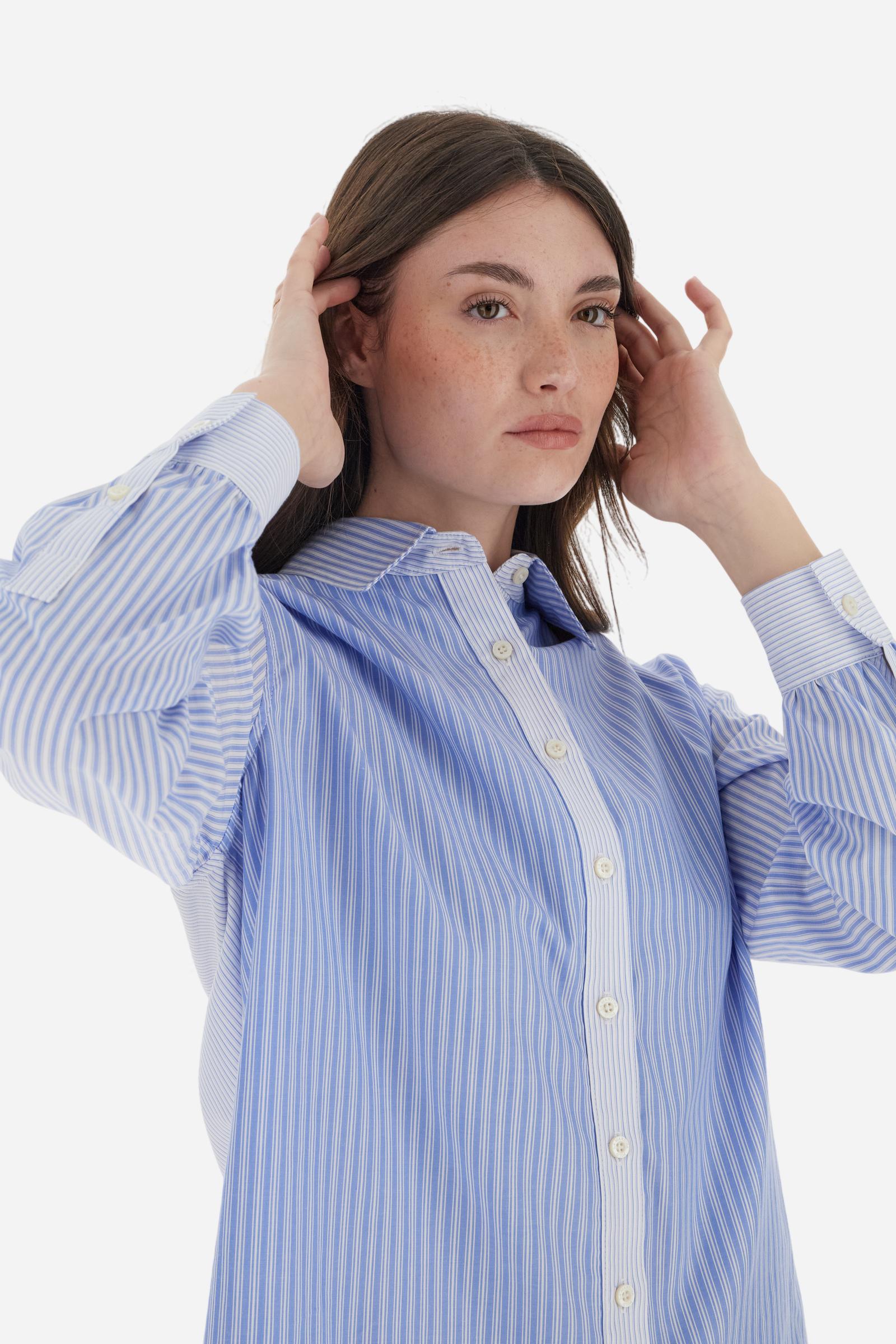 Classic women’s shirt with long sleeves in 100% cotton poplin with striped blocks creating a dynamic visual effect. Classic collar and clean design, enriched by the maxi embroidered logo on the back. Regular masculine fit for a modern silhouette. The model wears size 2. - Op.White/Cornfl.Blue