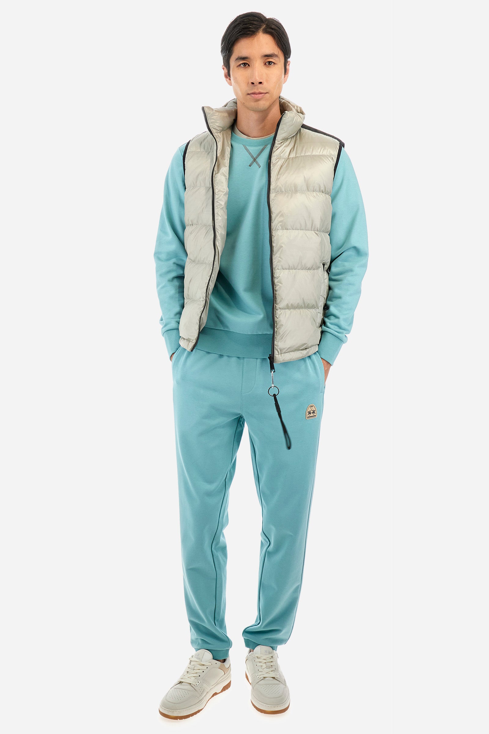 Men's single-colour jogging bottoms in a cotton sweat fabric from the Polo Academy line. With a drawstring waist and double front pocket. Another pocket is present on the back. The logo is present on a patch applied under one of the front pockets. The fit is regular. The model wears a size L. - Aquifer