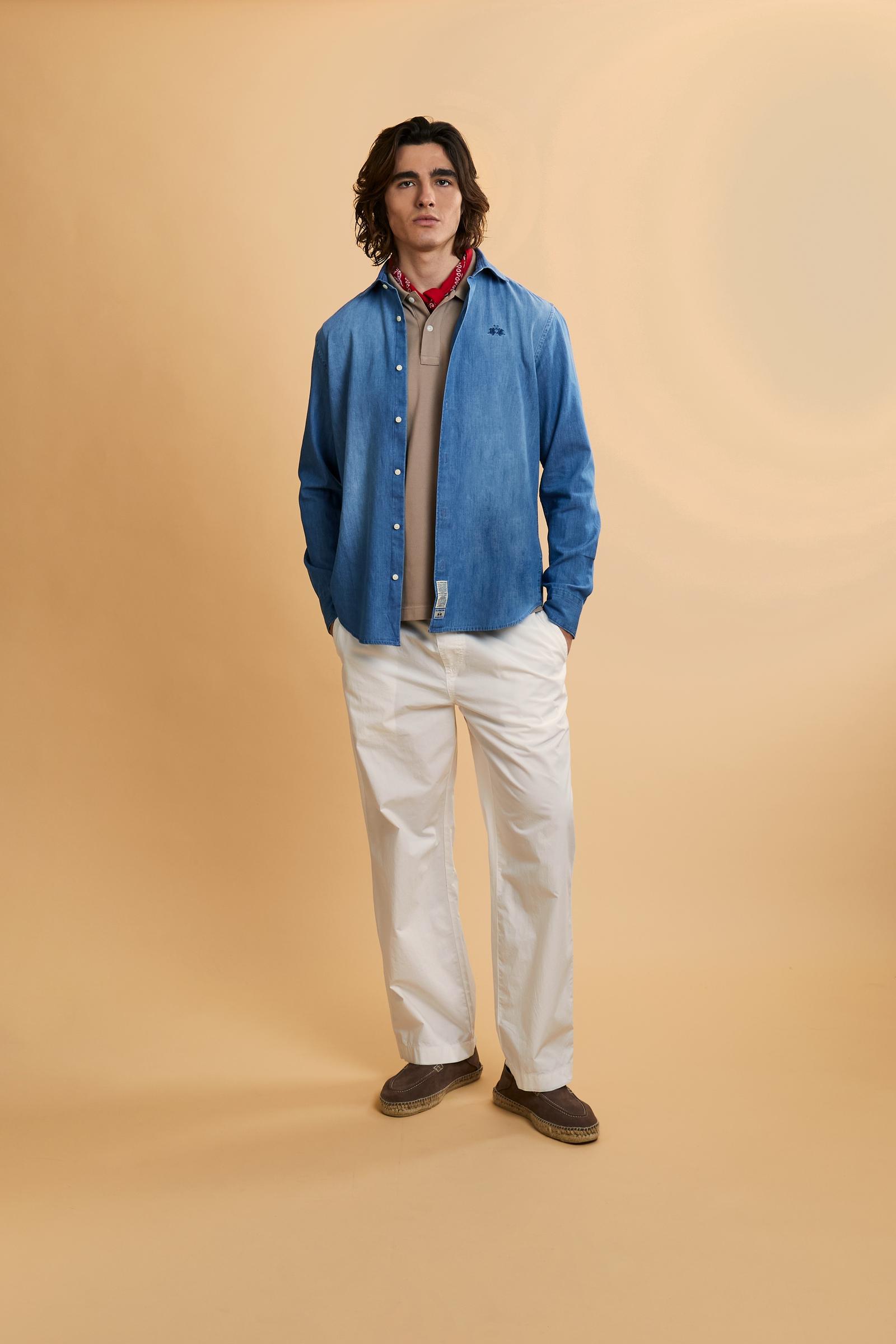 Men's shirt with long sleeves in 100% cotton lightweight denim. Medium wash with all-over light highlights. Semi-cutaway collar. The logo is embroidered in contrasting colour thread on the left side of the chest. Regular fit. The model is wearing a size L. - Medium Indigo Denim