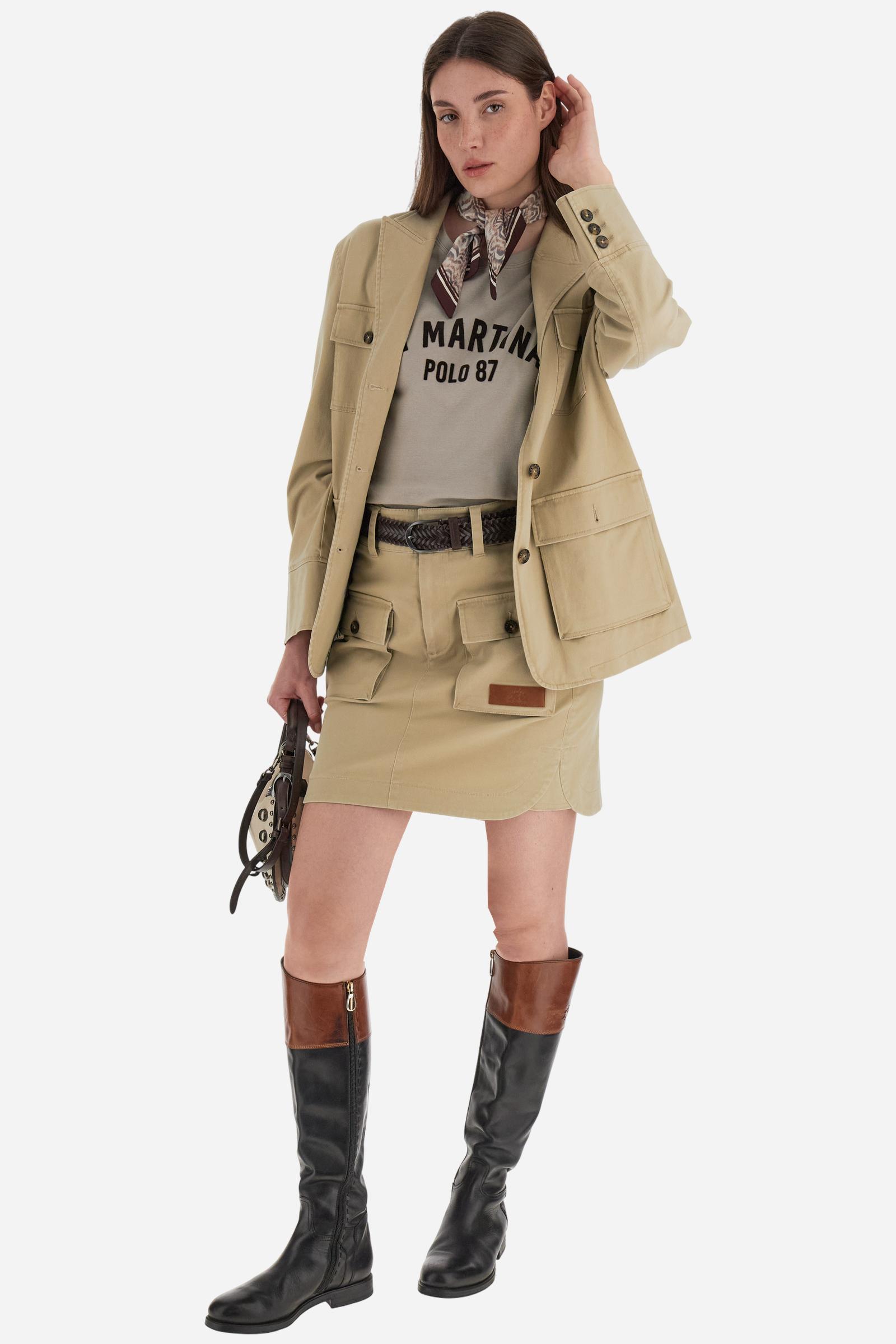 Women’s mini skirt in stretch twill. Solid colour, applied front pockets, elastic waistband. Relaxed fit, slightly flared hem. - Travertine