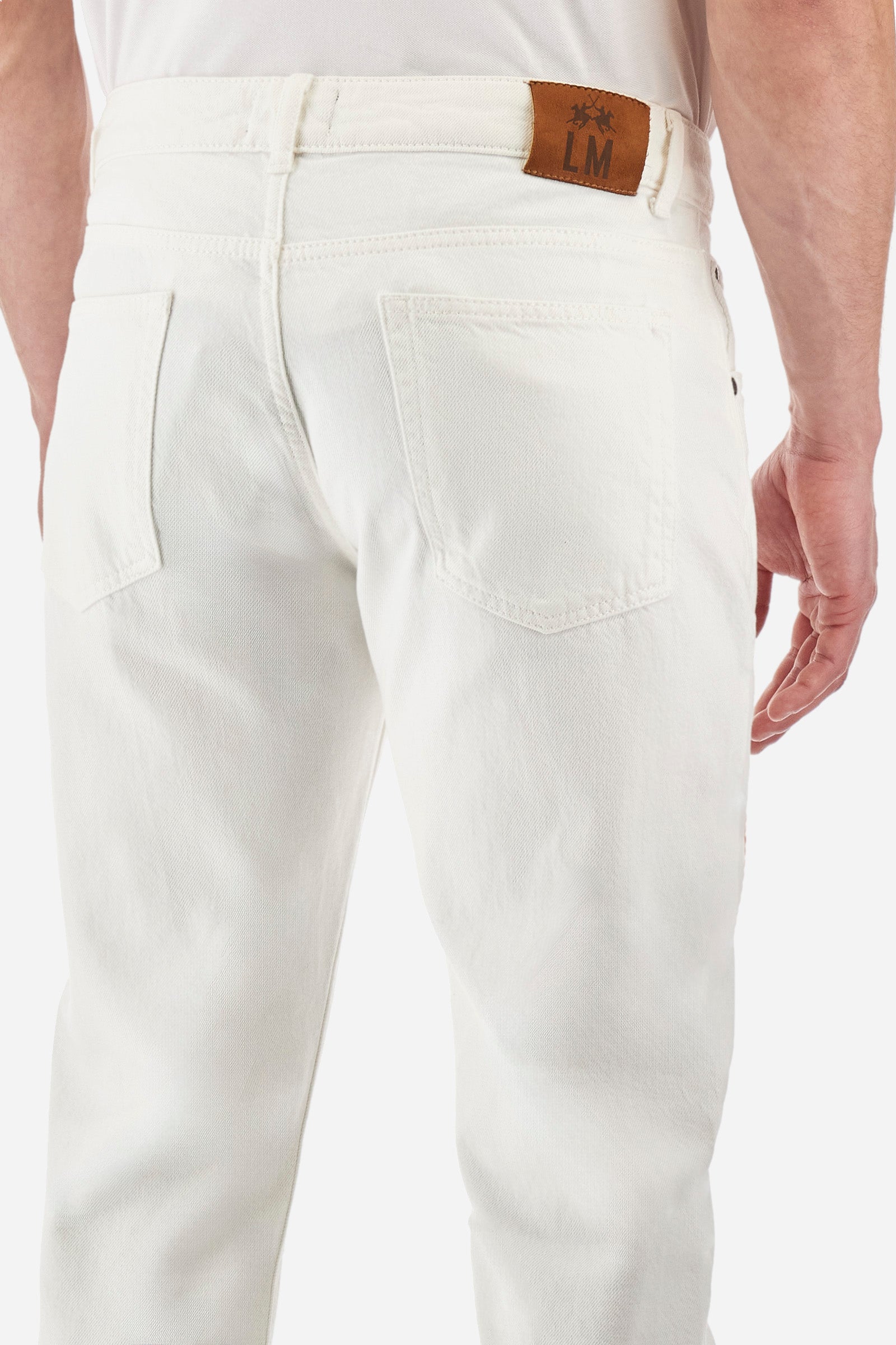 Men's single-colour 5-pocket trousers in 100% cotton. With belt loops, zip and button fastening with a logo. Double front pocket with a small pocket on one side and double pocket on the back. The logo can be found on a patch applied between the loops. The fit is regular. The model wears a size 33. - Optic White
