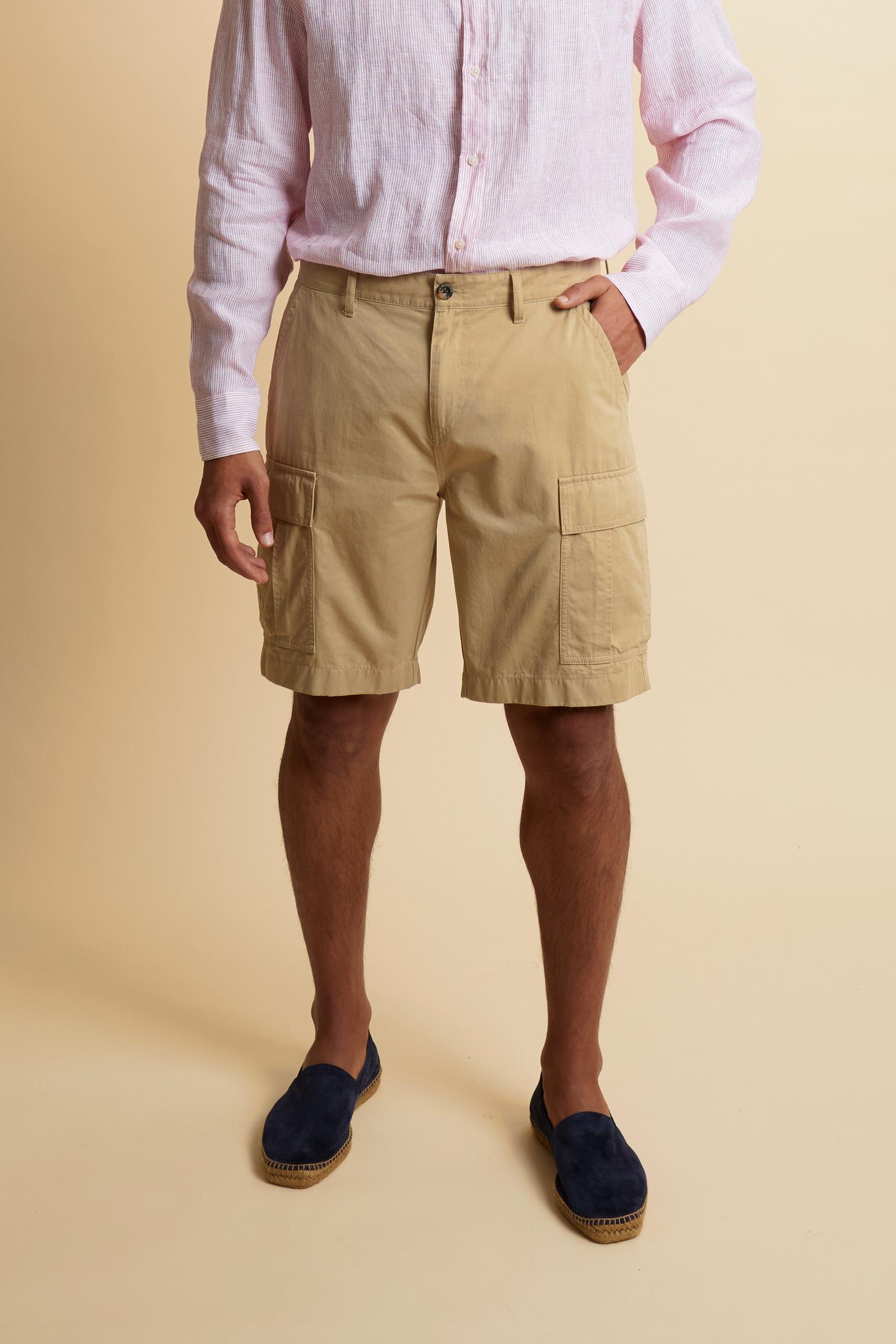 Men’s cargo Bermuda shorts in cotton twill with applied side pockets. Regular, comfortable fit finished with a distinctive “Black Label” tag. - Humus